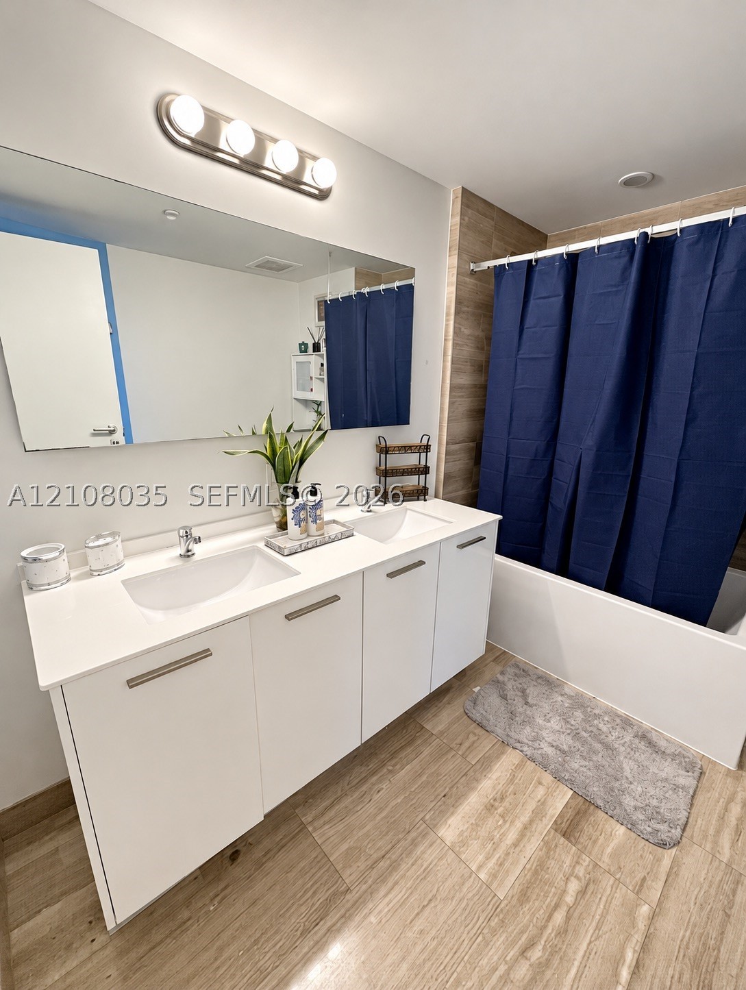 1300 Brickell Bay Dr #2405, Miami FL 33131