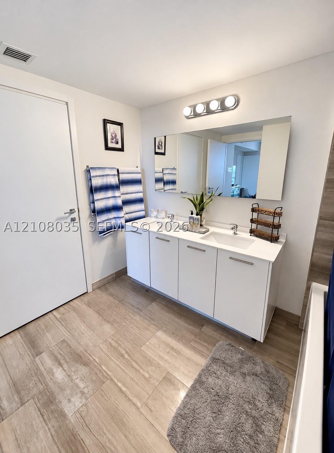 1300 Brickell Bay Dr #2405, Miami FL 33131