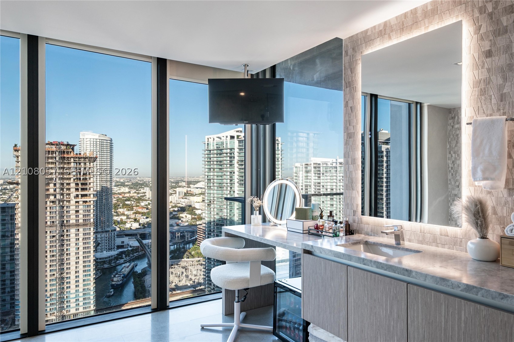 68 SE 6th St #3711, Miami FL 33131