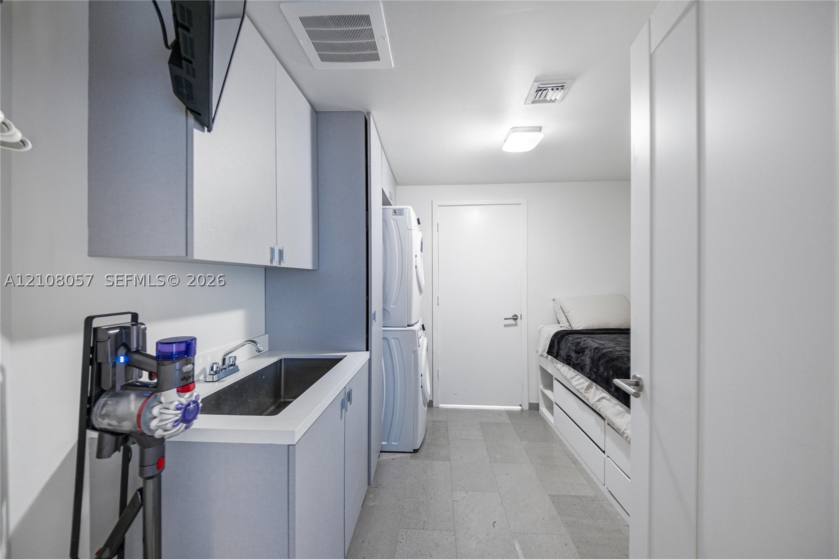 68 SE 6th St #3711, Miami FL 33131