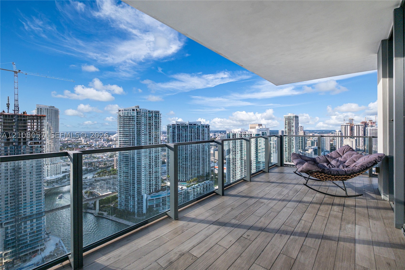 68 SE 6th St #3711, Miami FL 33131
