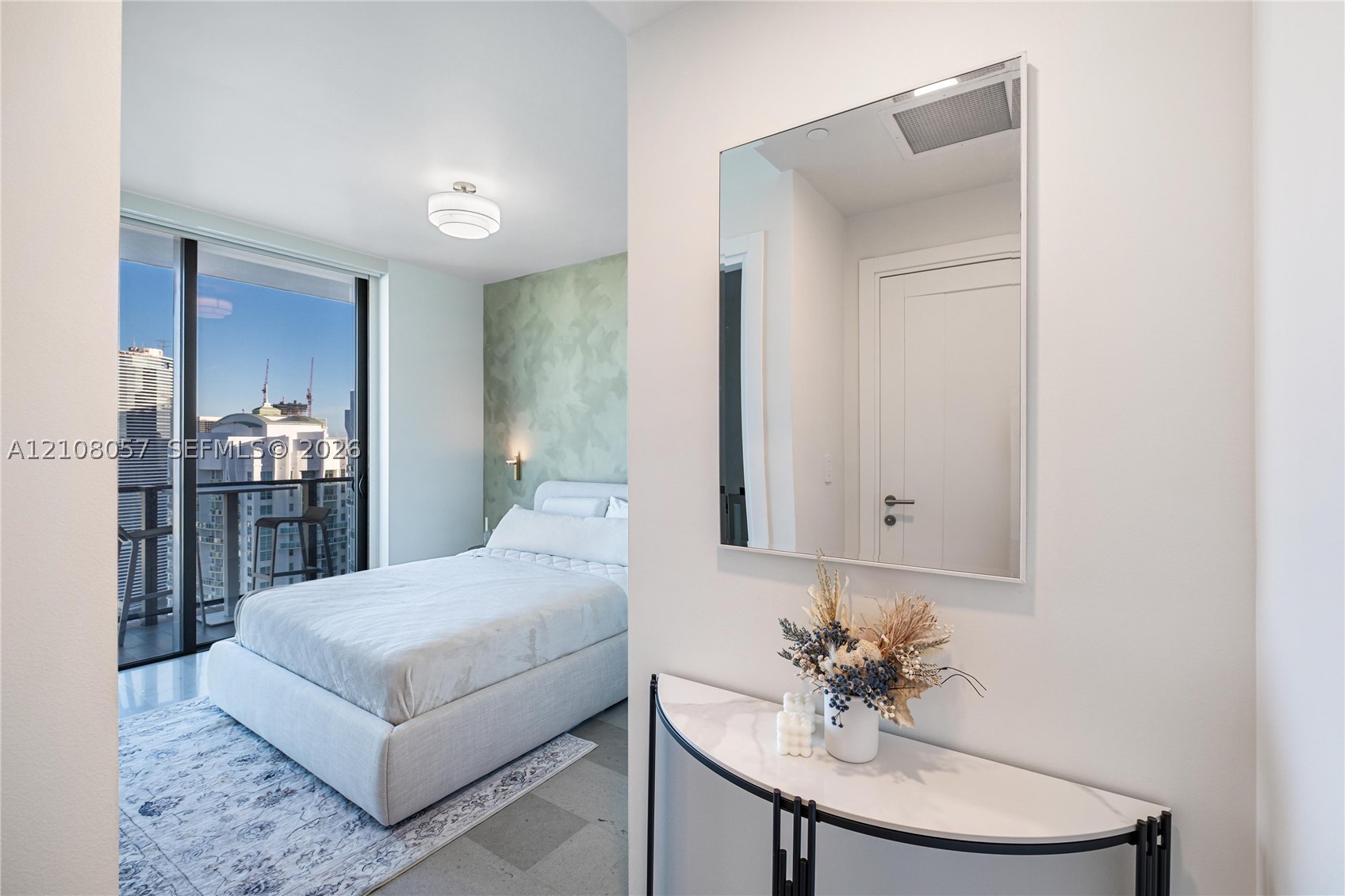 68 SE 6th St #3711, Miami FL 33131