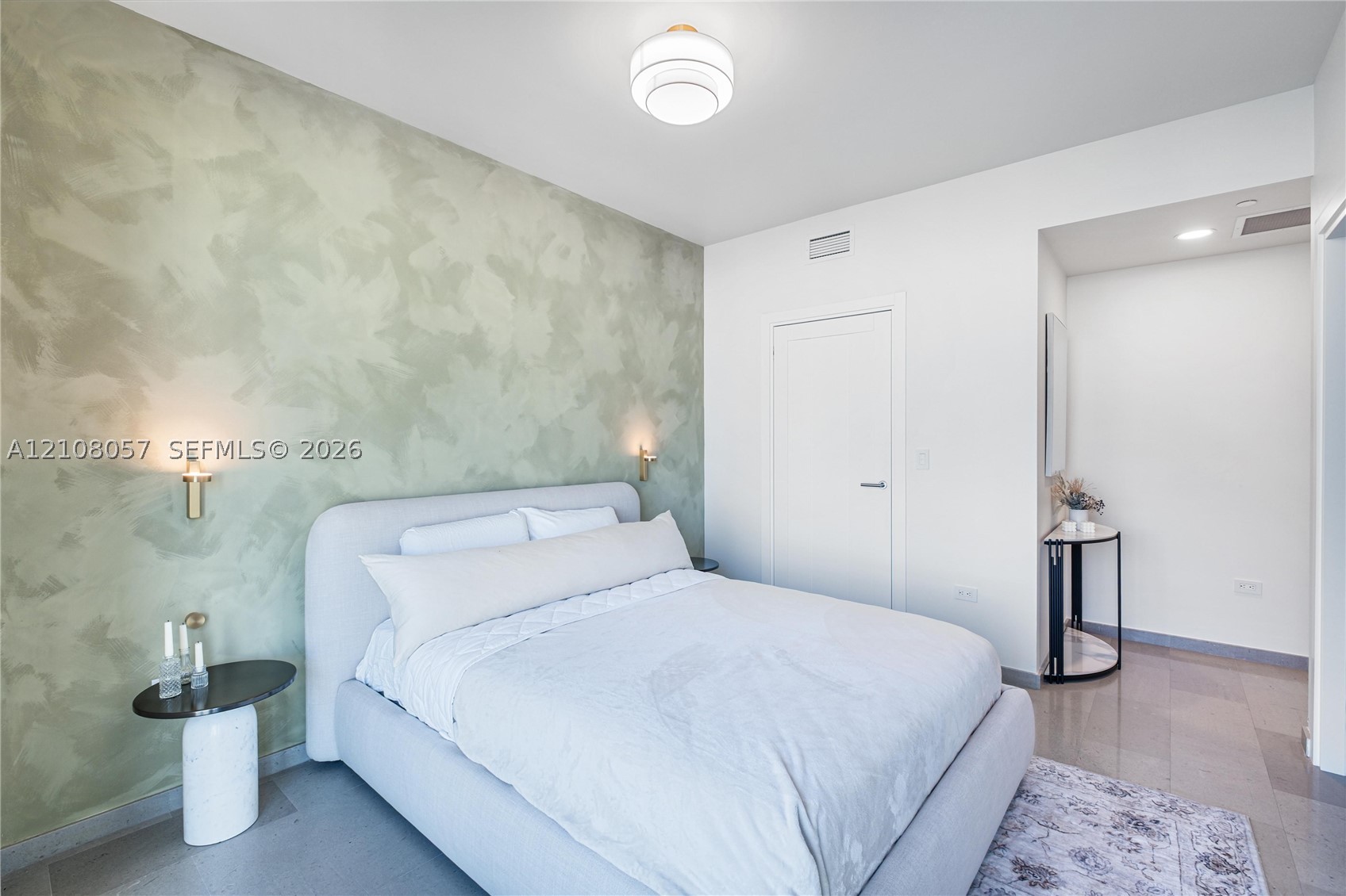 68 SE 6th St #3711, Miami FL 33131