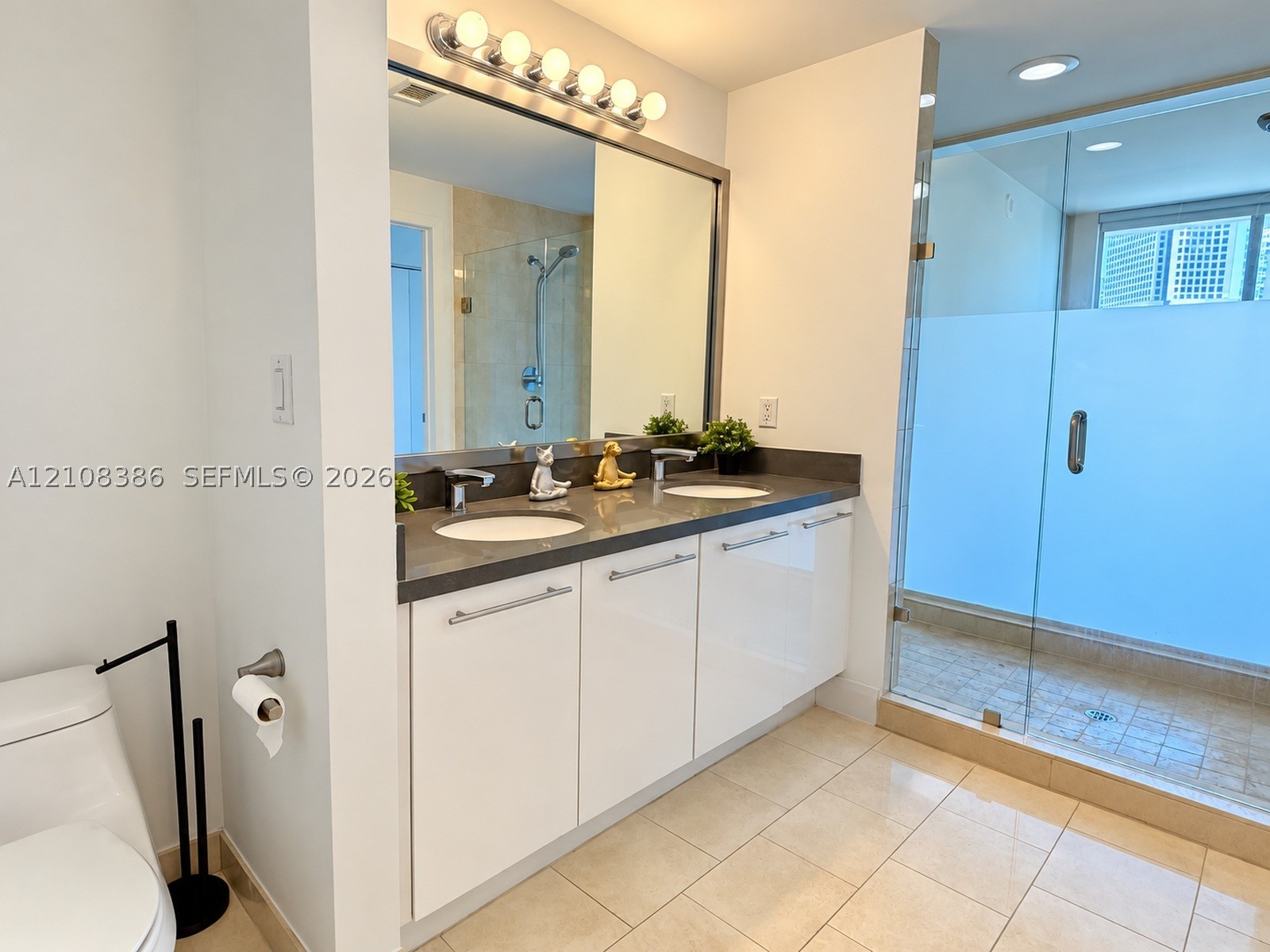 90 SW 3rd St #2401, Miami FL 33130