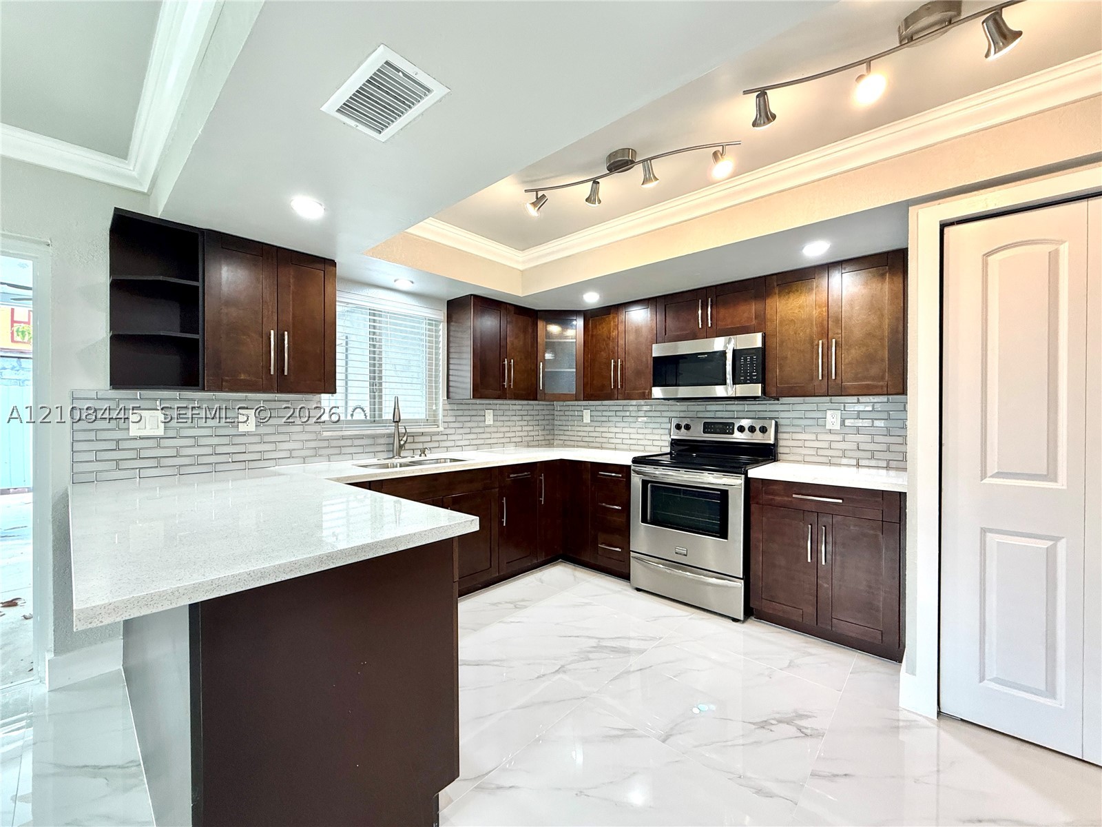 800 W 81st Pl, Hialeah FL 33014