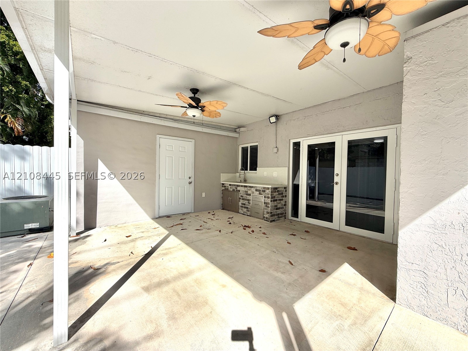 800 W 81st Pl, Hialeah FL 33014