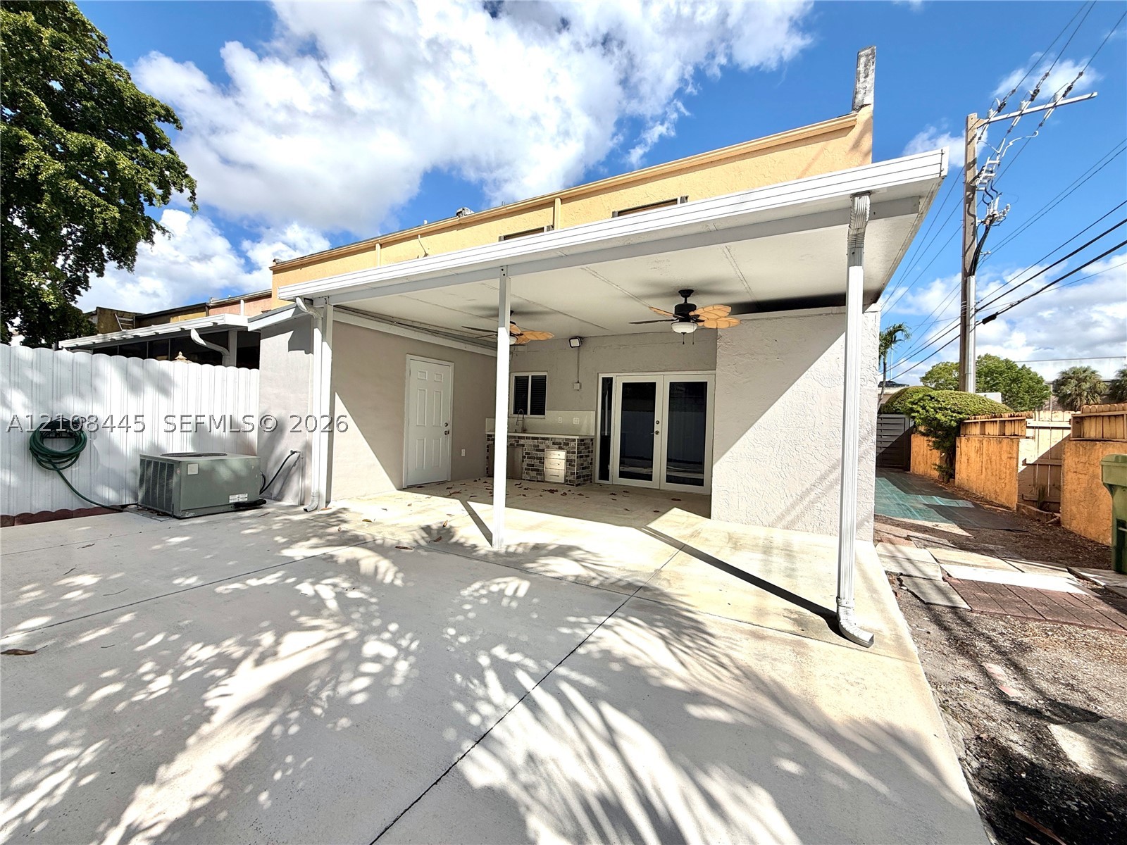 800 W 81st Pl, Hialeah FL 33014