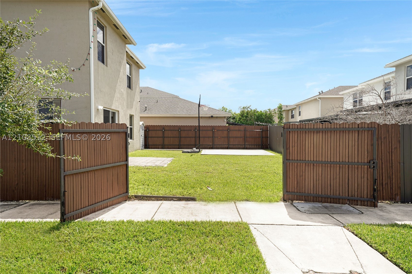 572 NE 6th Pl, Homestead FL 33034