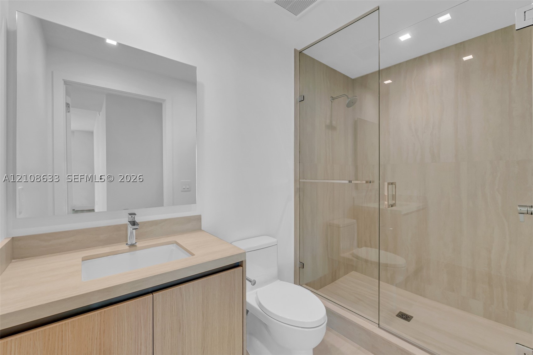 2411 Laguna Circle #2209+DEN, North Miami FL 33181