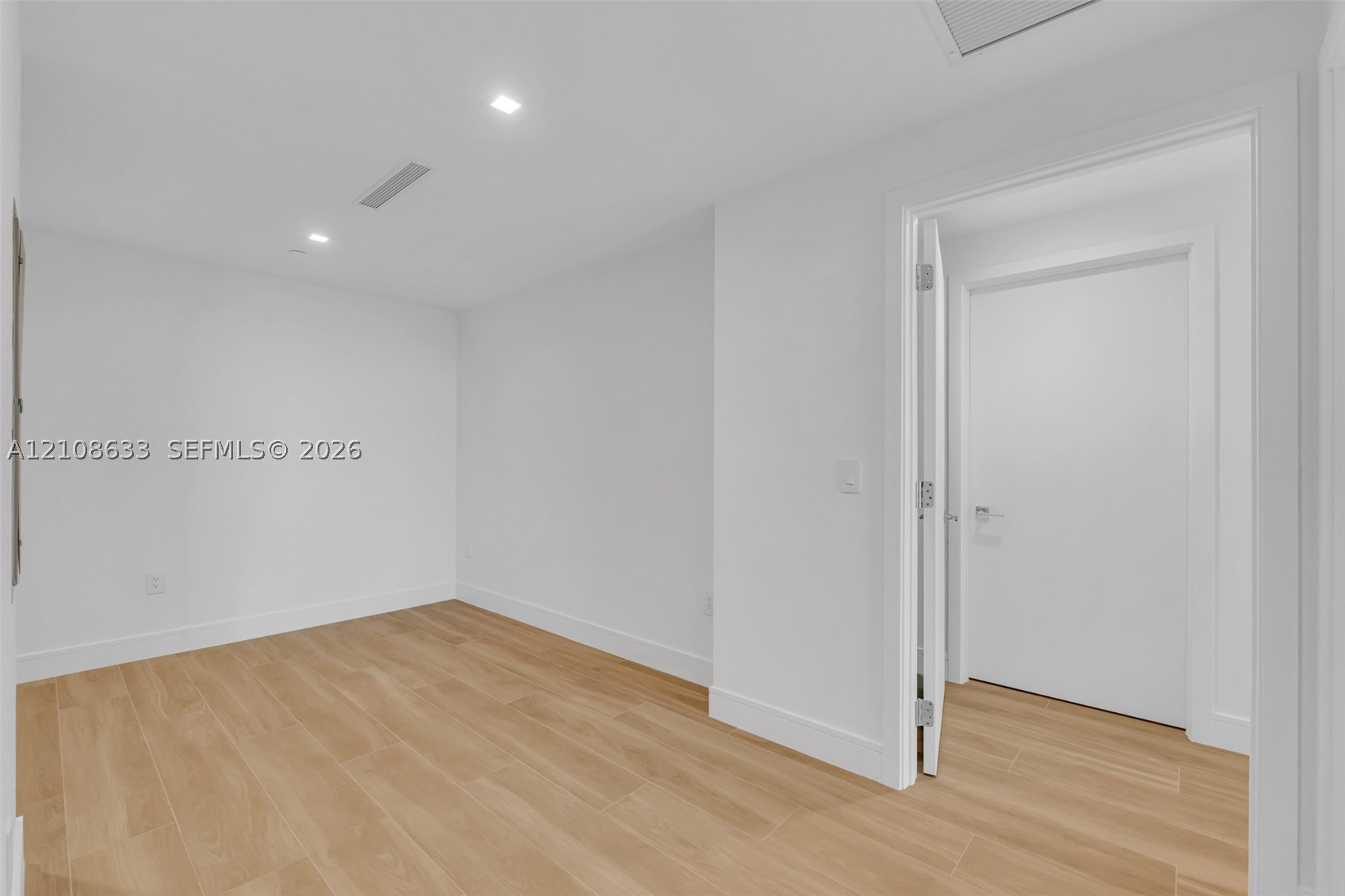 2411 Laguna Circle #2209+DEN, North Miami FL 33181