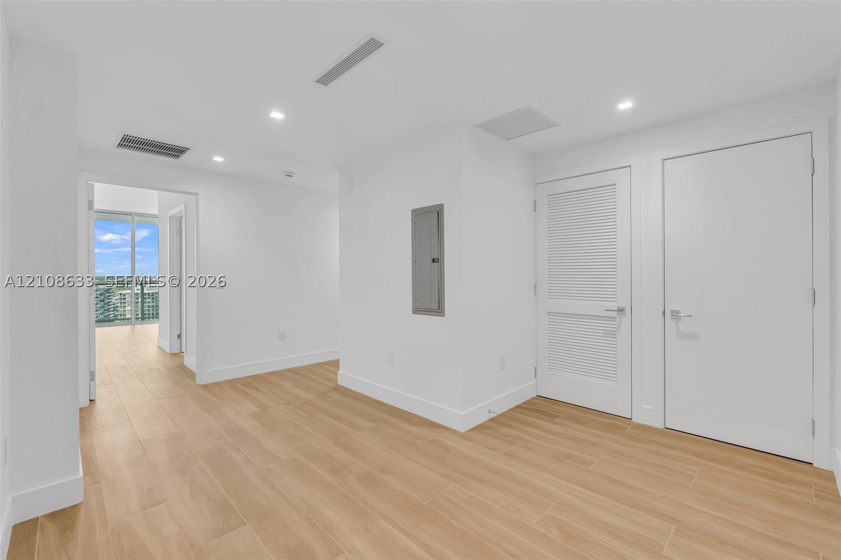 2411 Laguna Circle #2209+DEN, North Miami FL 33181