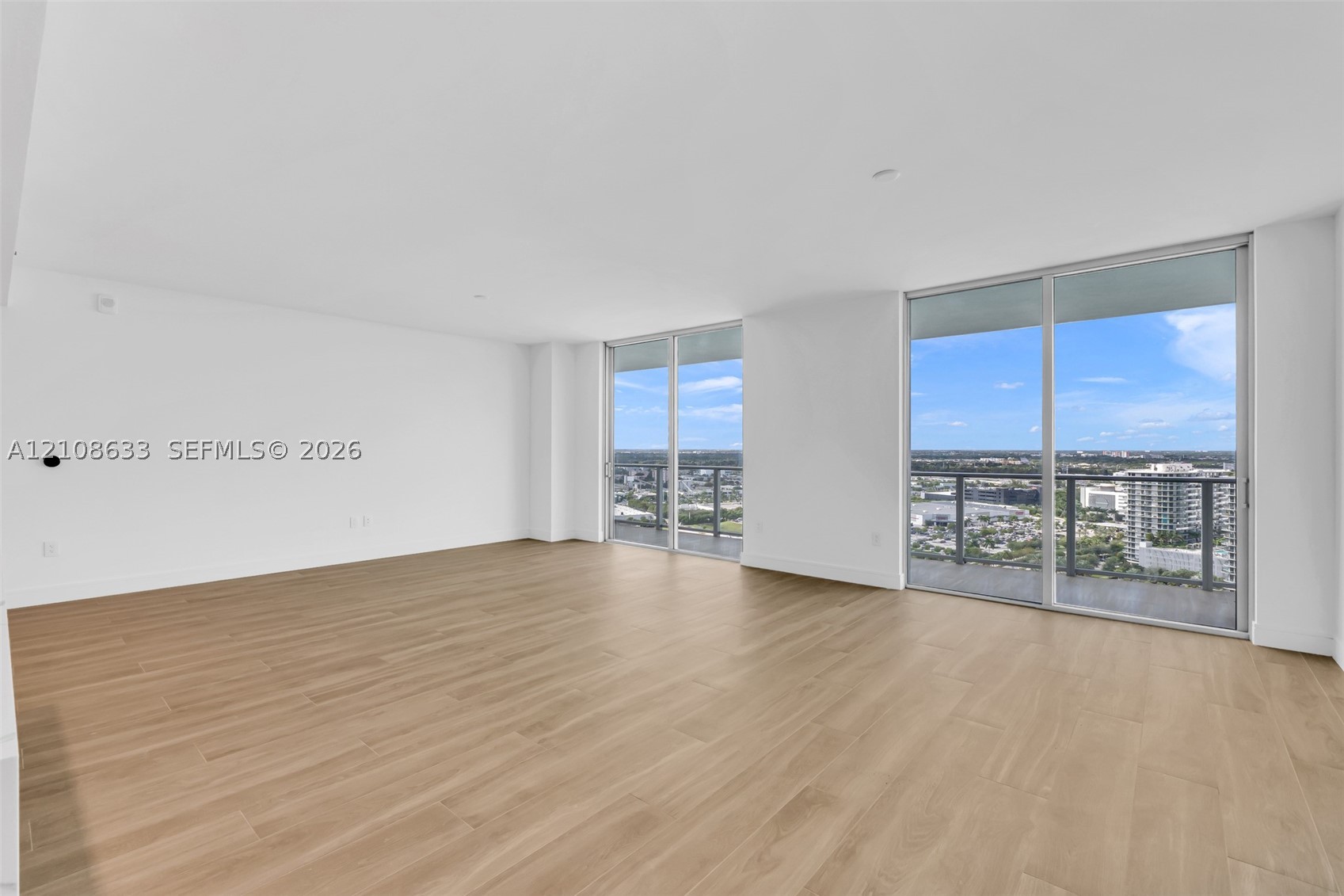 2411 Laguna Circle #2209+DEN, North Miami FL 33181