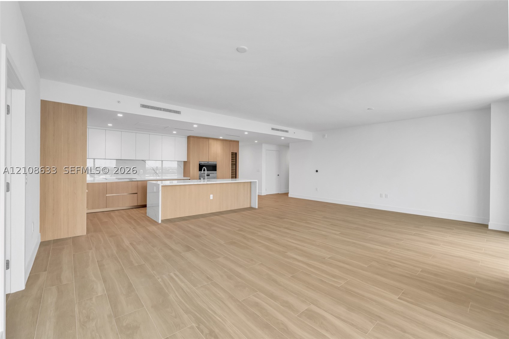 2411 Laguna Circle #2209+DEN, North Miami FL 33181