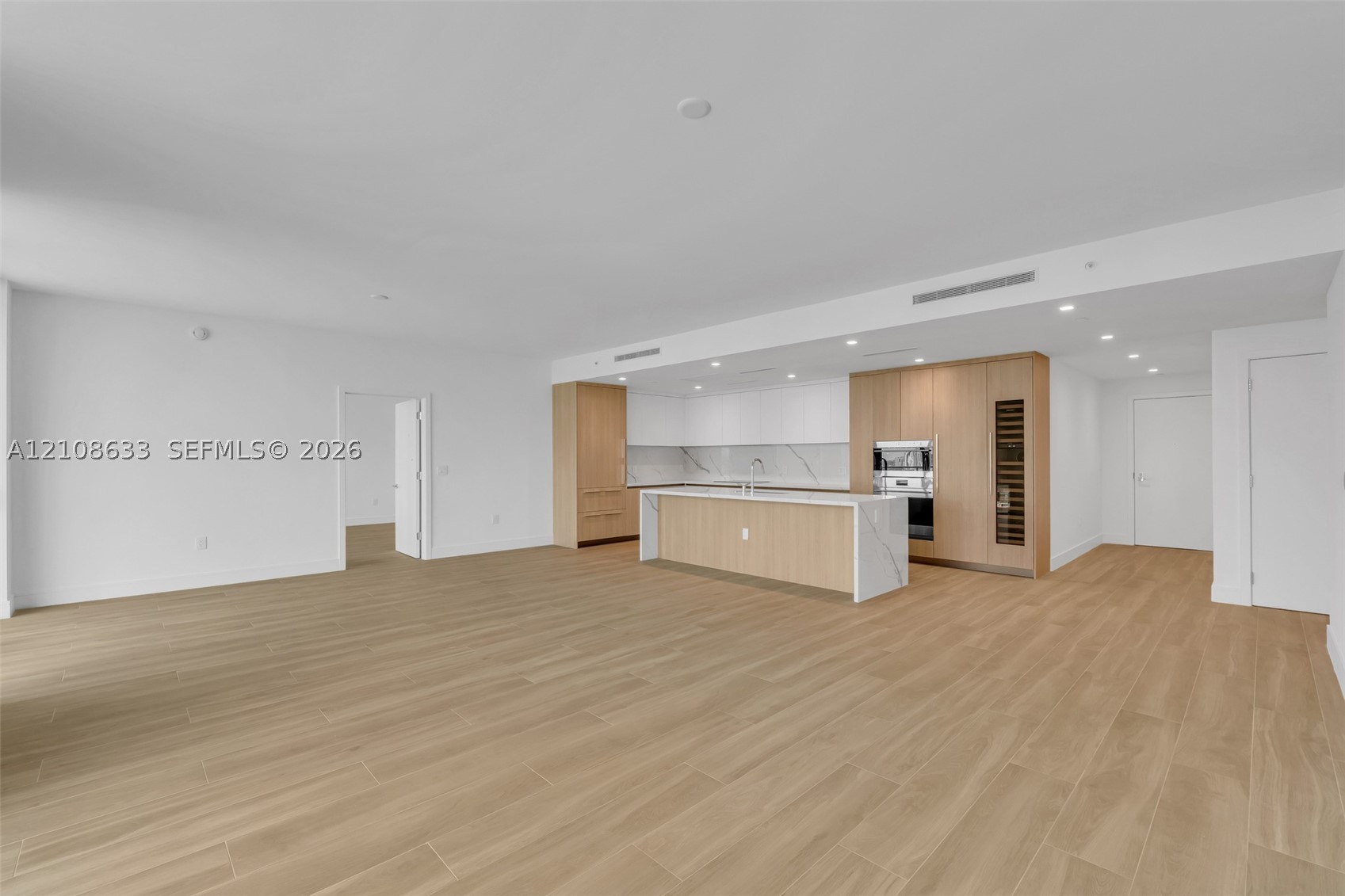 2411 Laguna Circle #2209+DEN, North Miami FL 33181