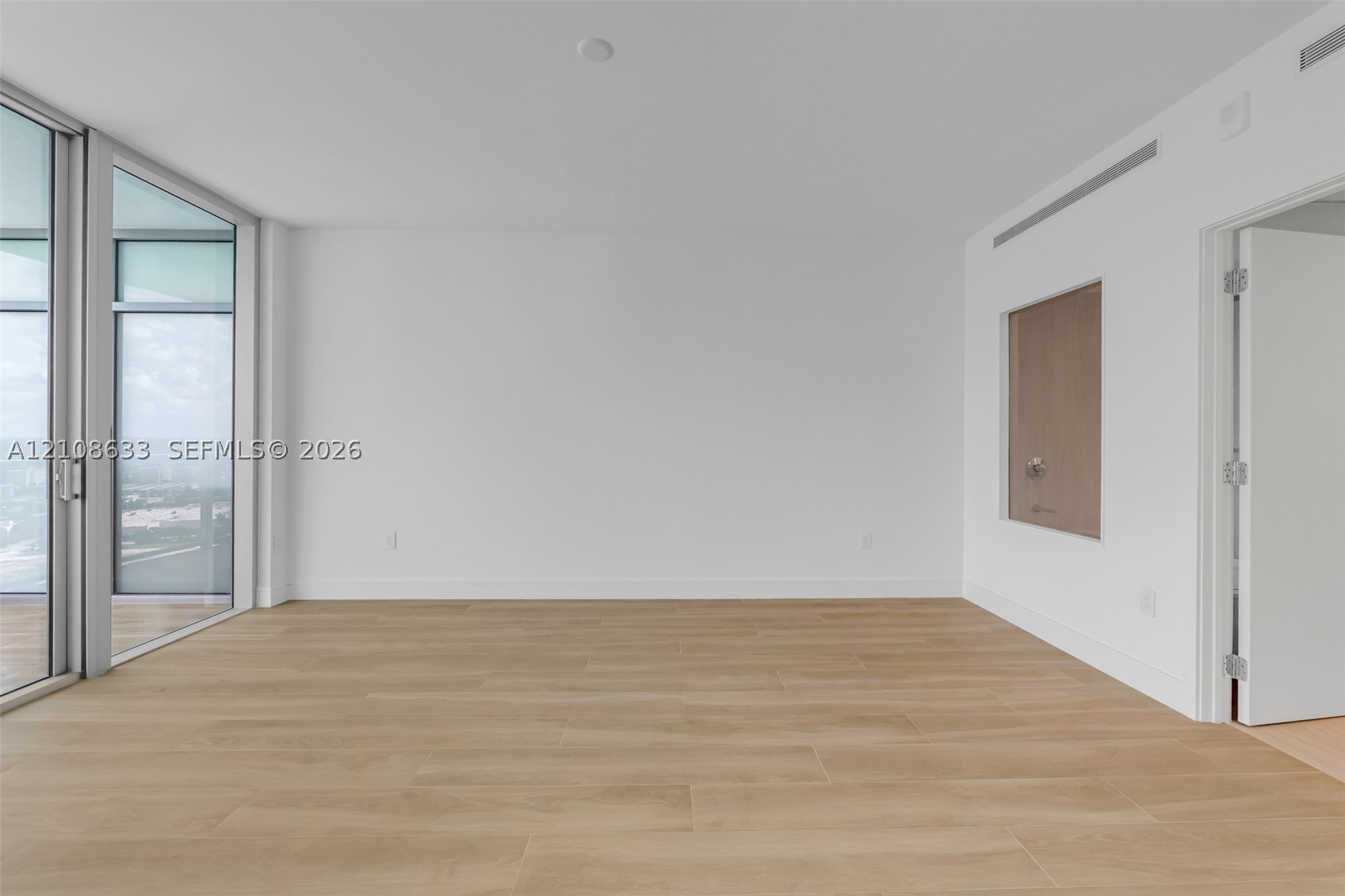 2411 Laguna Circle #2209+DEN, North Miami FL 33181