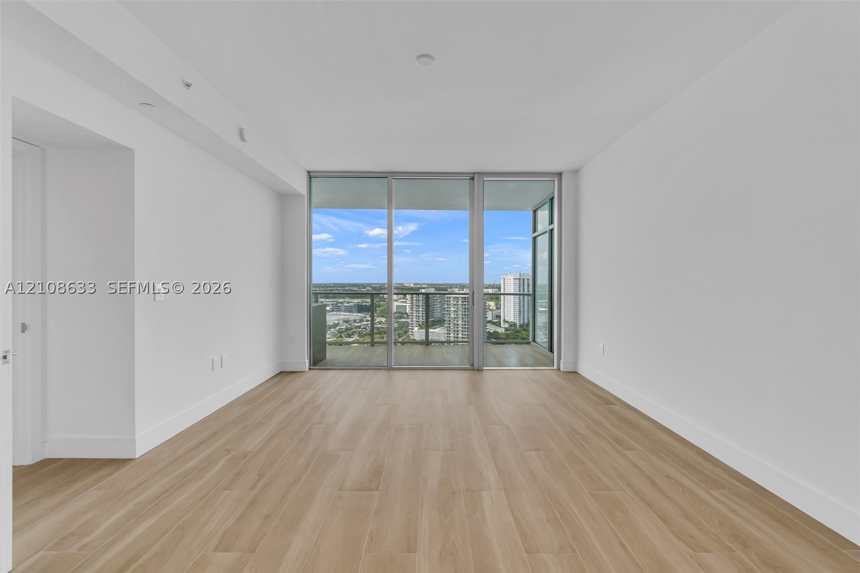 2411 Laguna Circle #2209+DEN, North Miami FL 33181