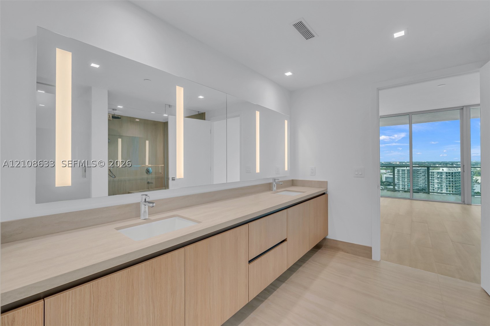 2411 Laguna Circle #2209+DEN, North Miami FL 33181