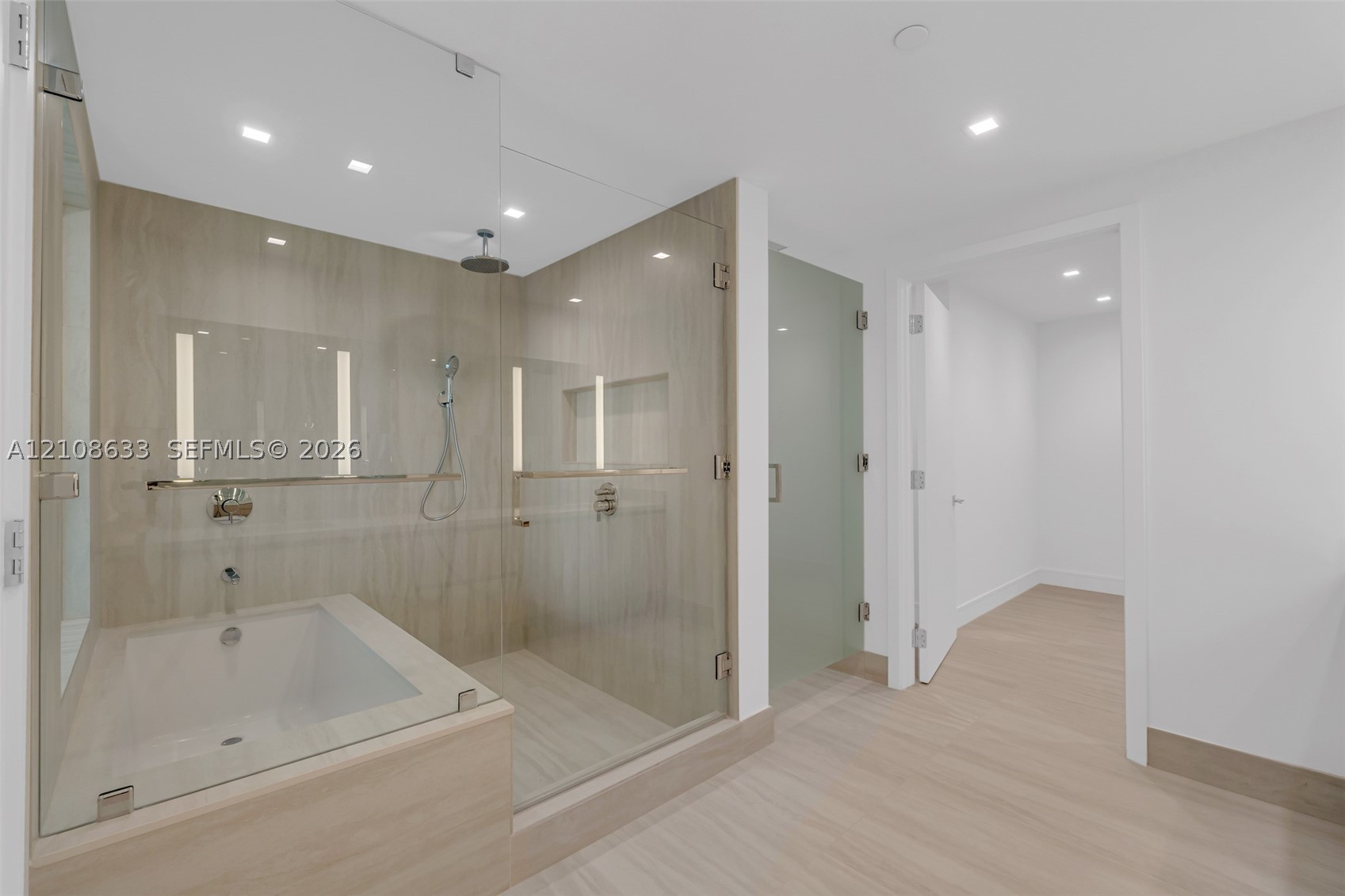 2411 Laguna Circle #2209+DEN, North Miami FL 33181