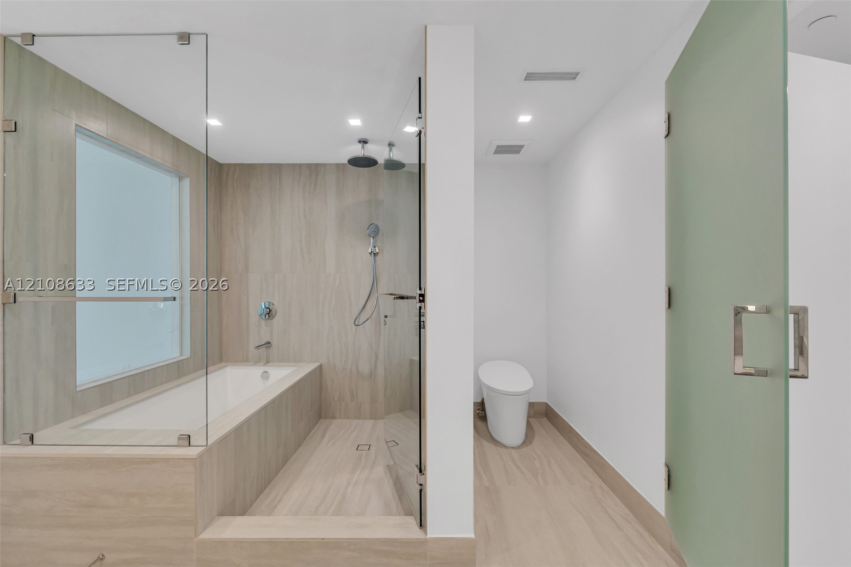 2411 Laguna Circle #2209+DEN, North Miami FL 33181