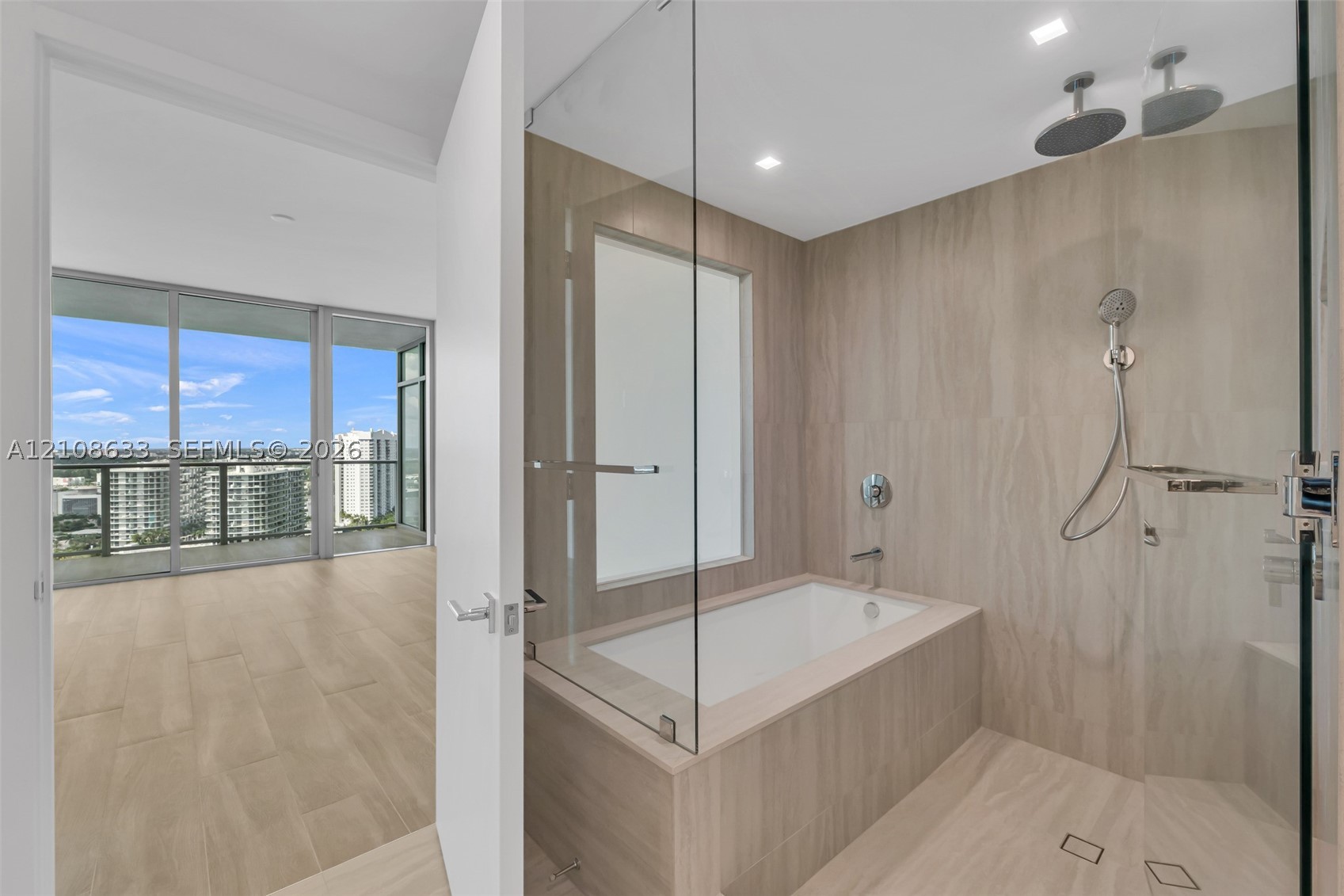 2411 Laguna Circle #2209+DEN, North Miami FL 33181