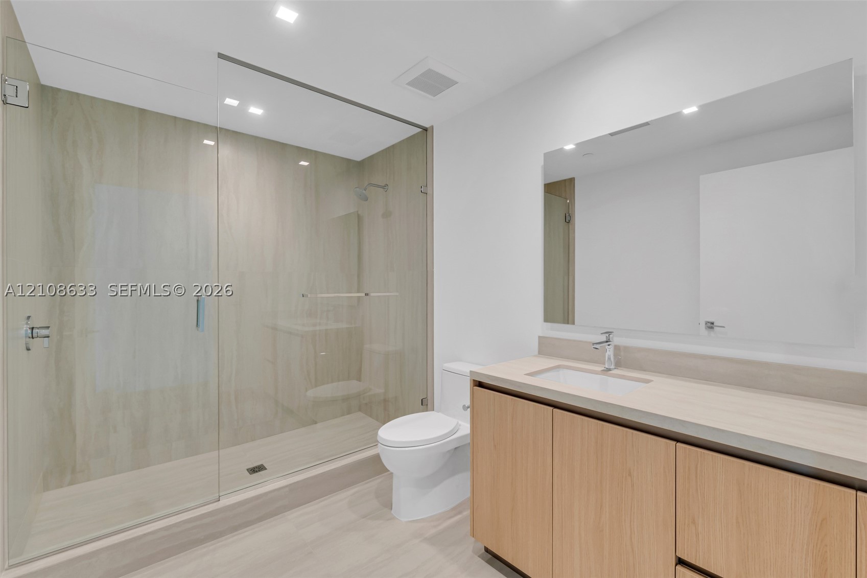 2411 Laguna Circle #2209+DEN, North Miami FL 33181
