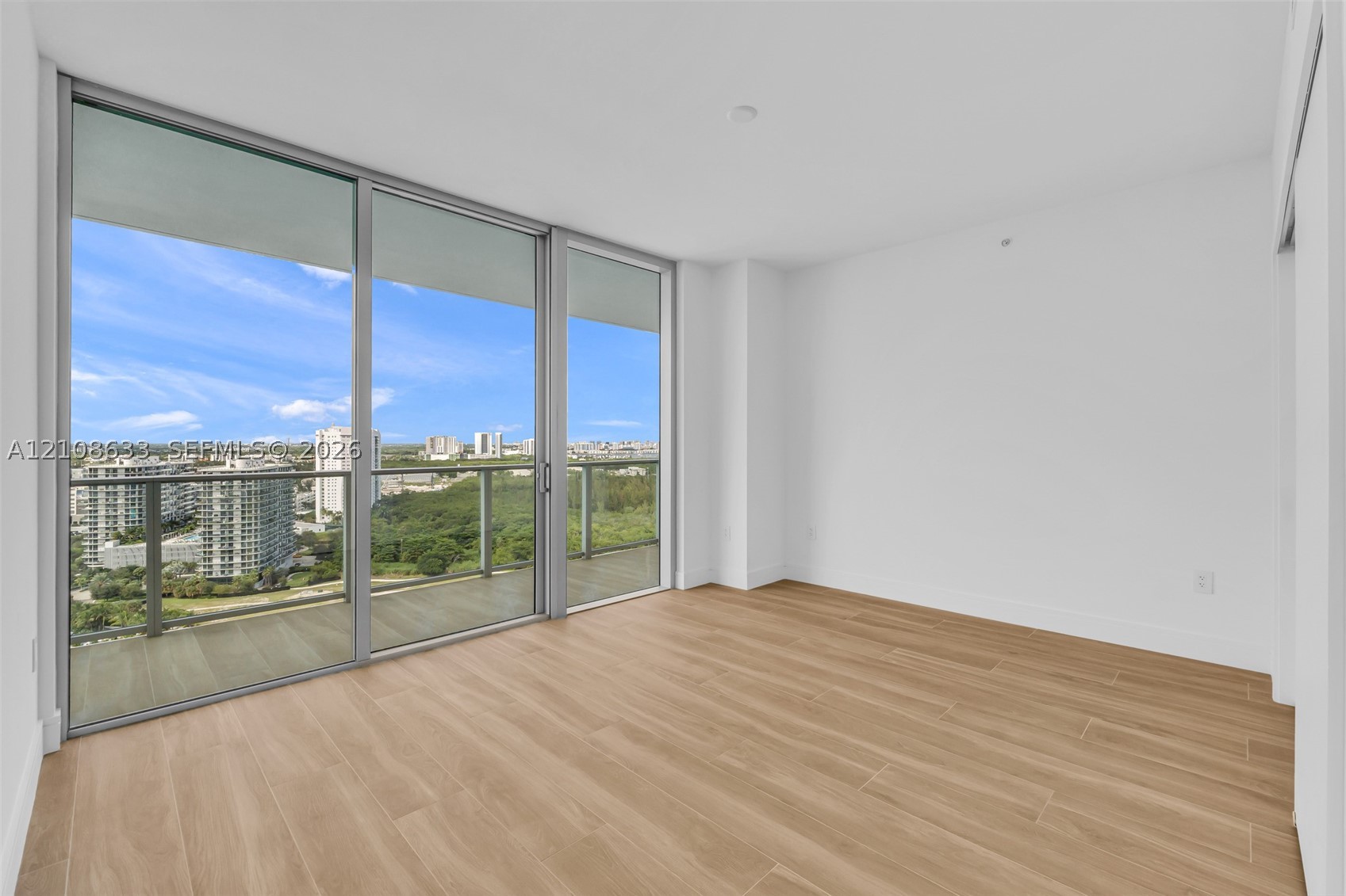 2411 Laguna Circle #2209+DEN, North Miami FL 33181