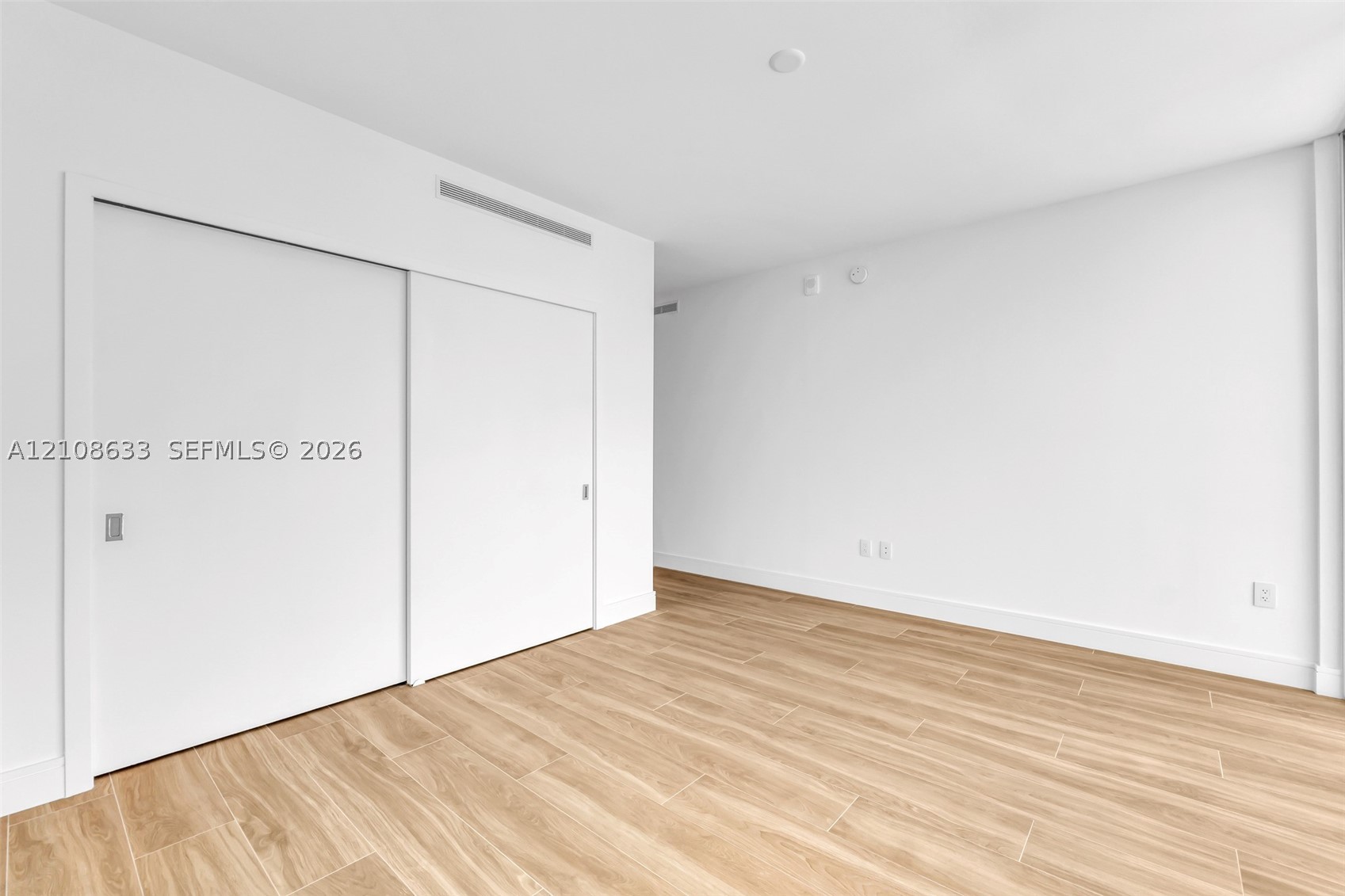 2411 Laguna Circle #2209+DEN, North Miami FL 33181
