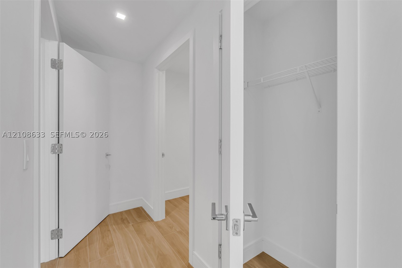2411 Laguna Circle #2209+DEN, North Miami FL 33181