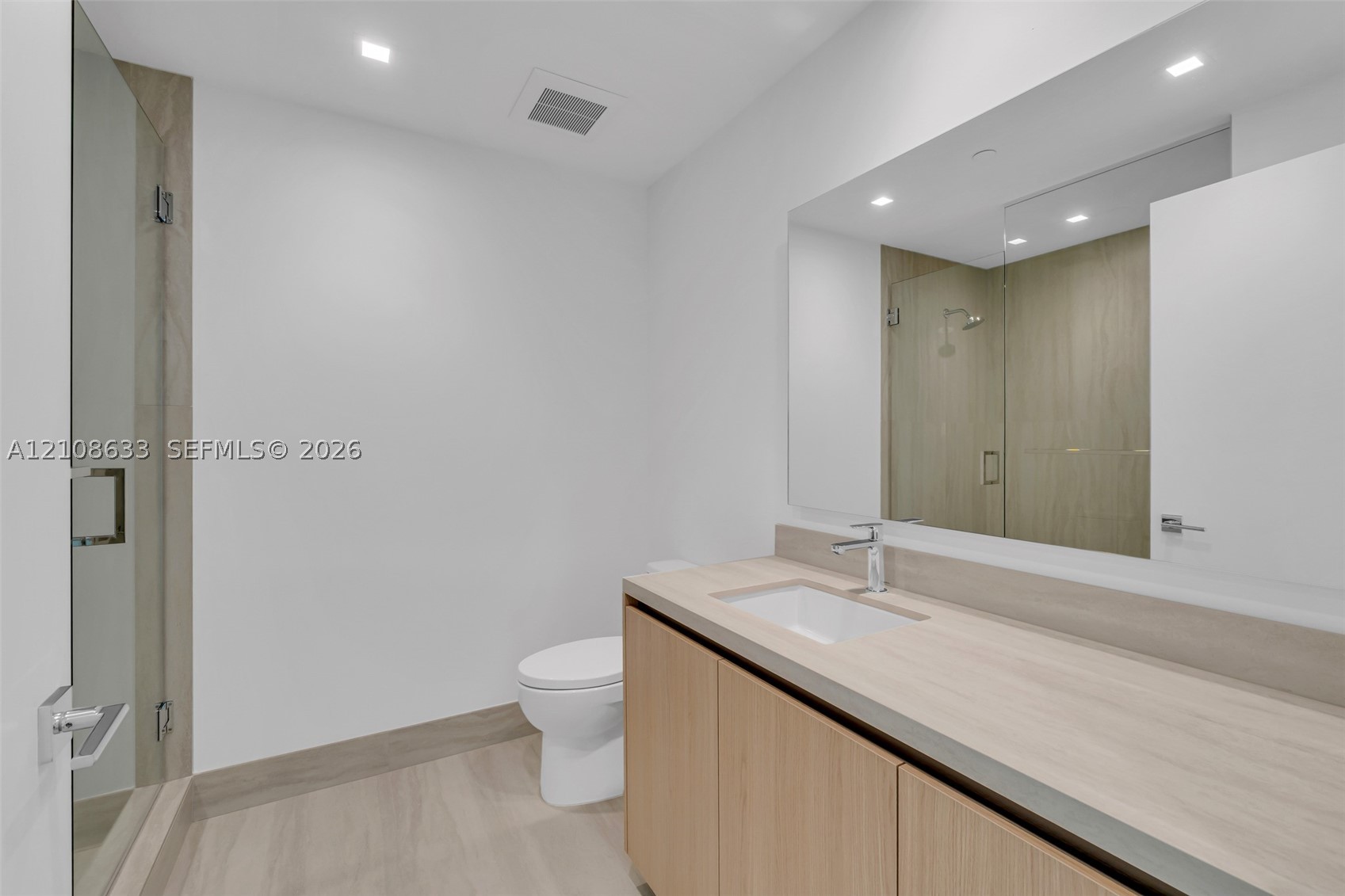 2411 Laguna Circle #2209+DEN, North Miami FL 33181