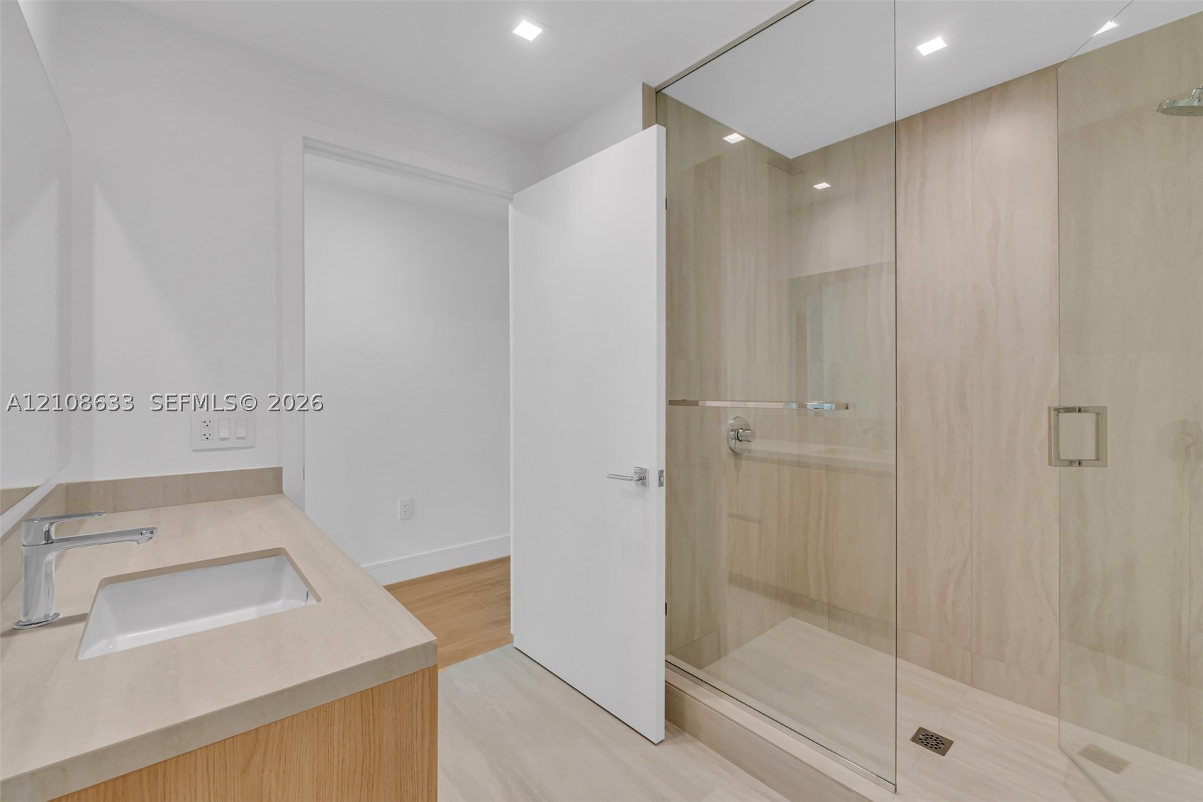 2411 Laguna Circle #2209+DEN, North Miami FL 33181