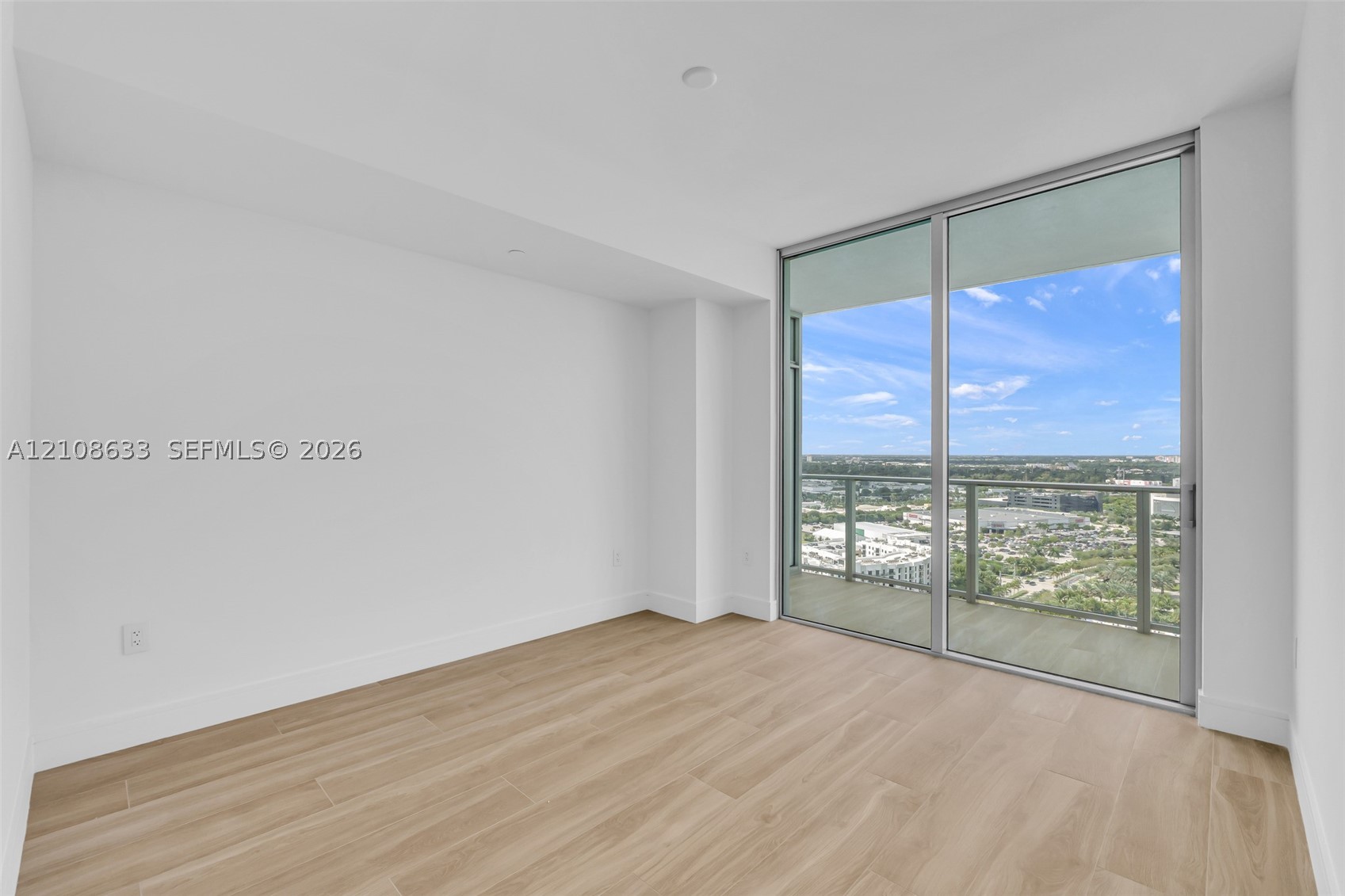 2411 Laguna Circle #2209+DEN, North Miami FL 33181