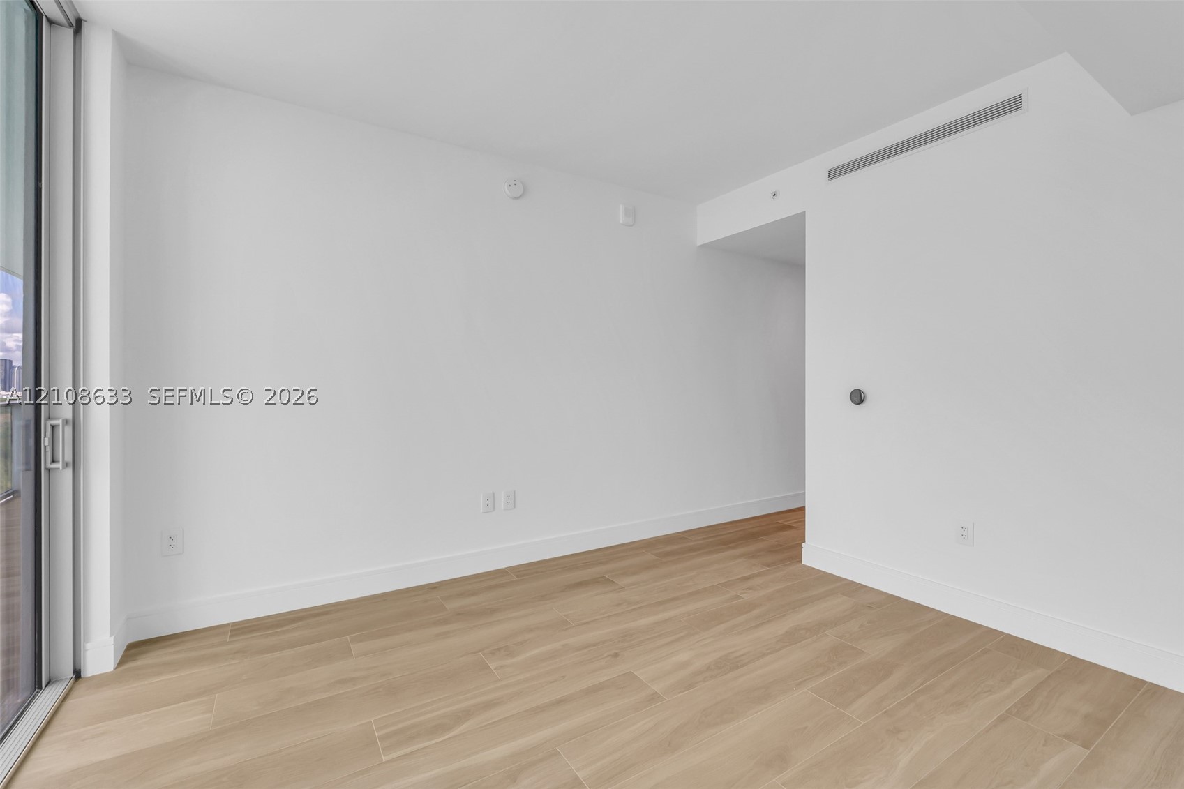 2411 Laguna Circle #2209+DEN, North Miami FL 33181