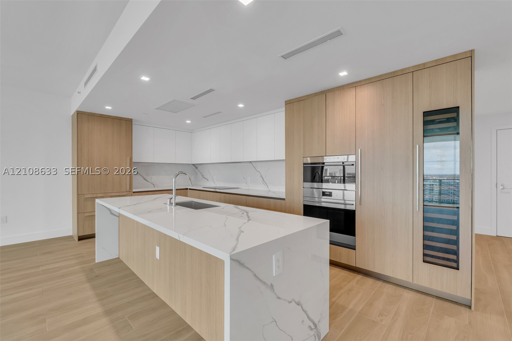 2411 Laguna Circle #2209+DEN, North Miami FL 33181