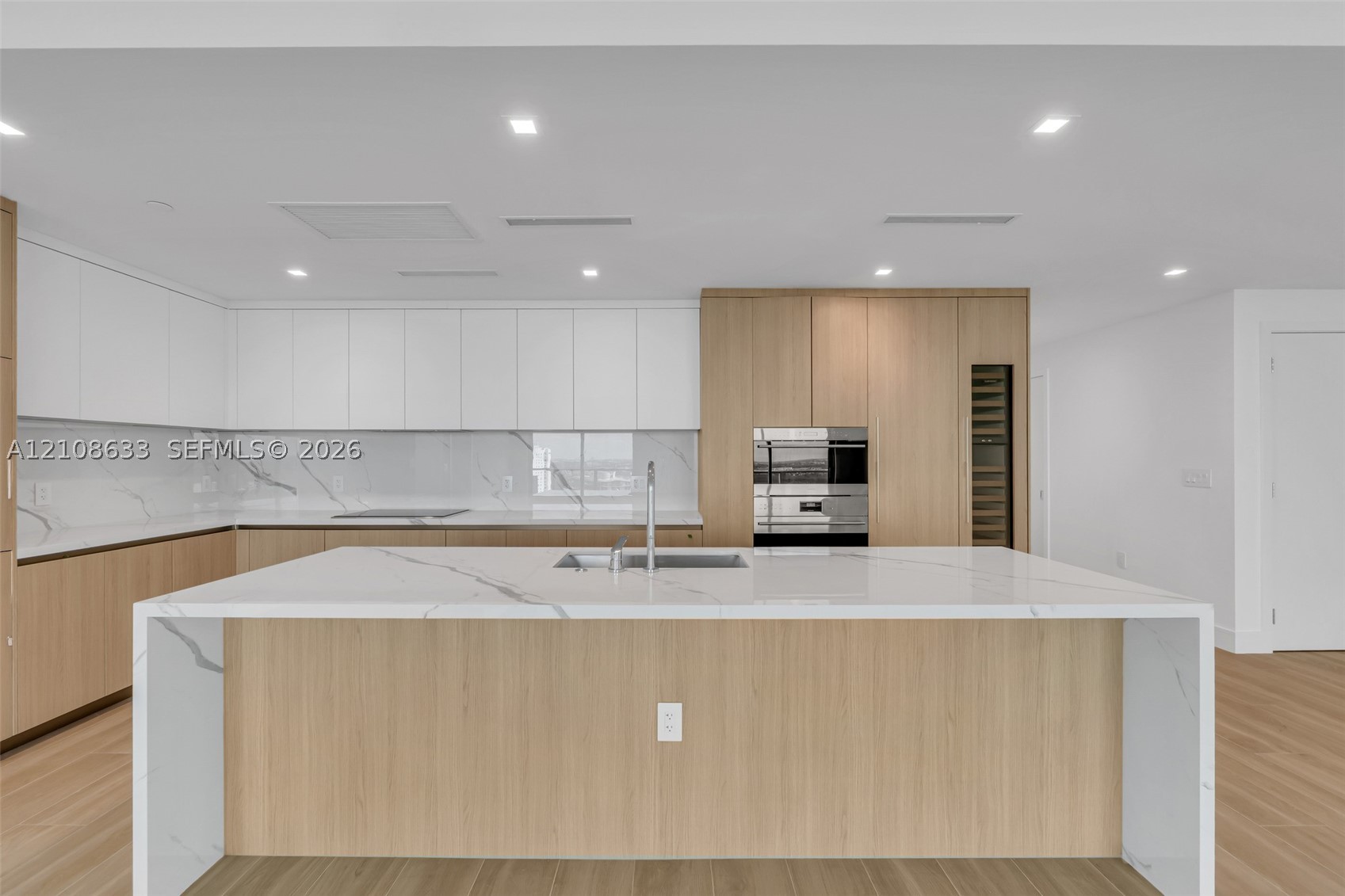 2411 Laguna Circle #2209+DEN, North Miami FL 33181