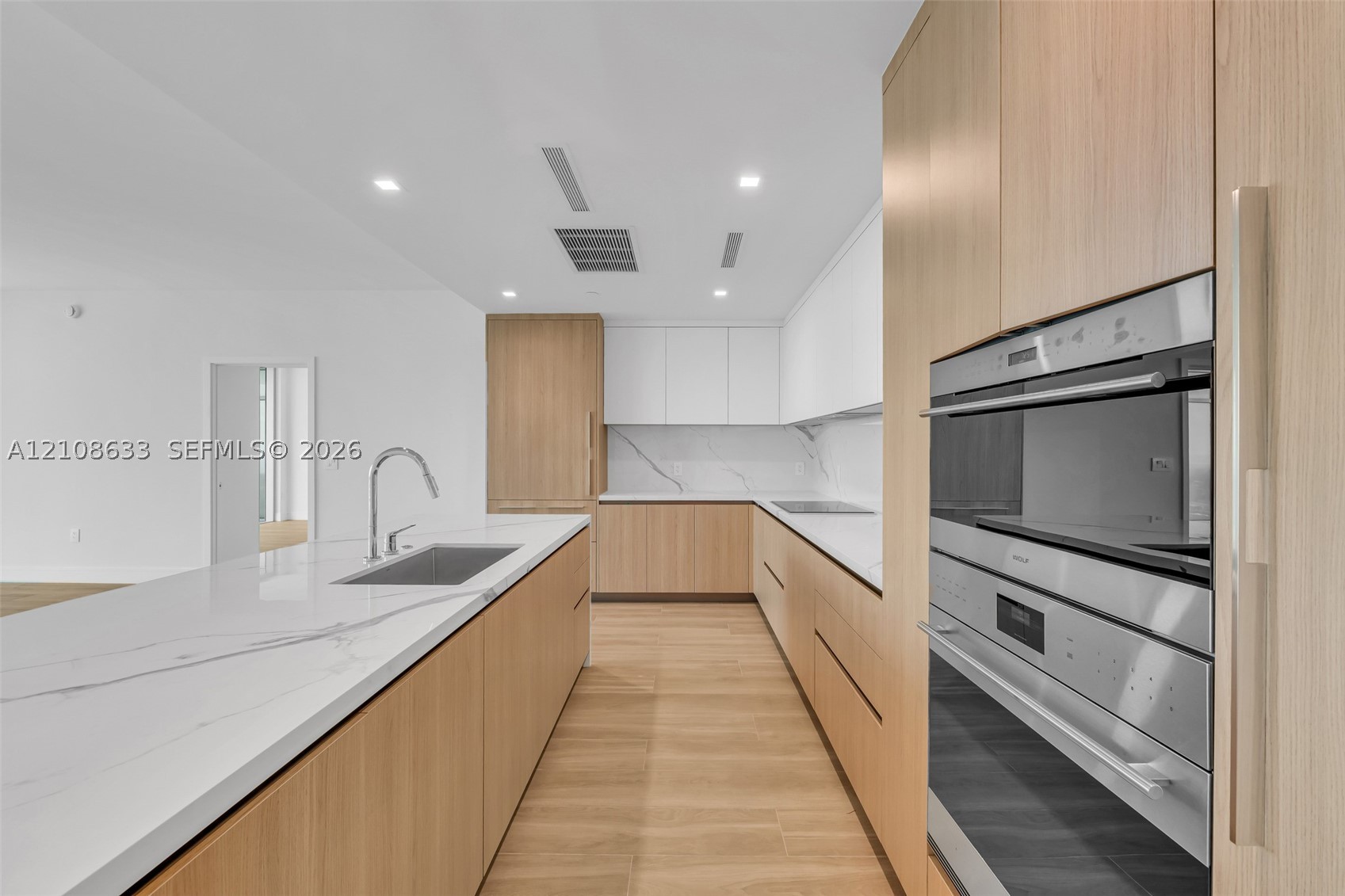 2411 Laguna Circle #2209+DEN, North Miami FL 33181