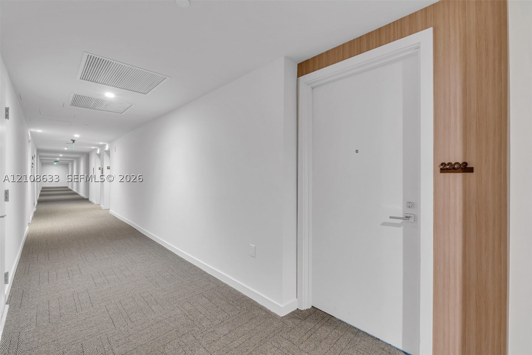2411 Laguna Circle #2209+DEN, North Miami FL 33181