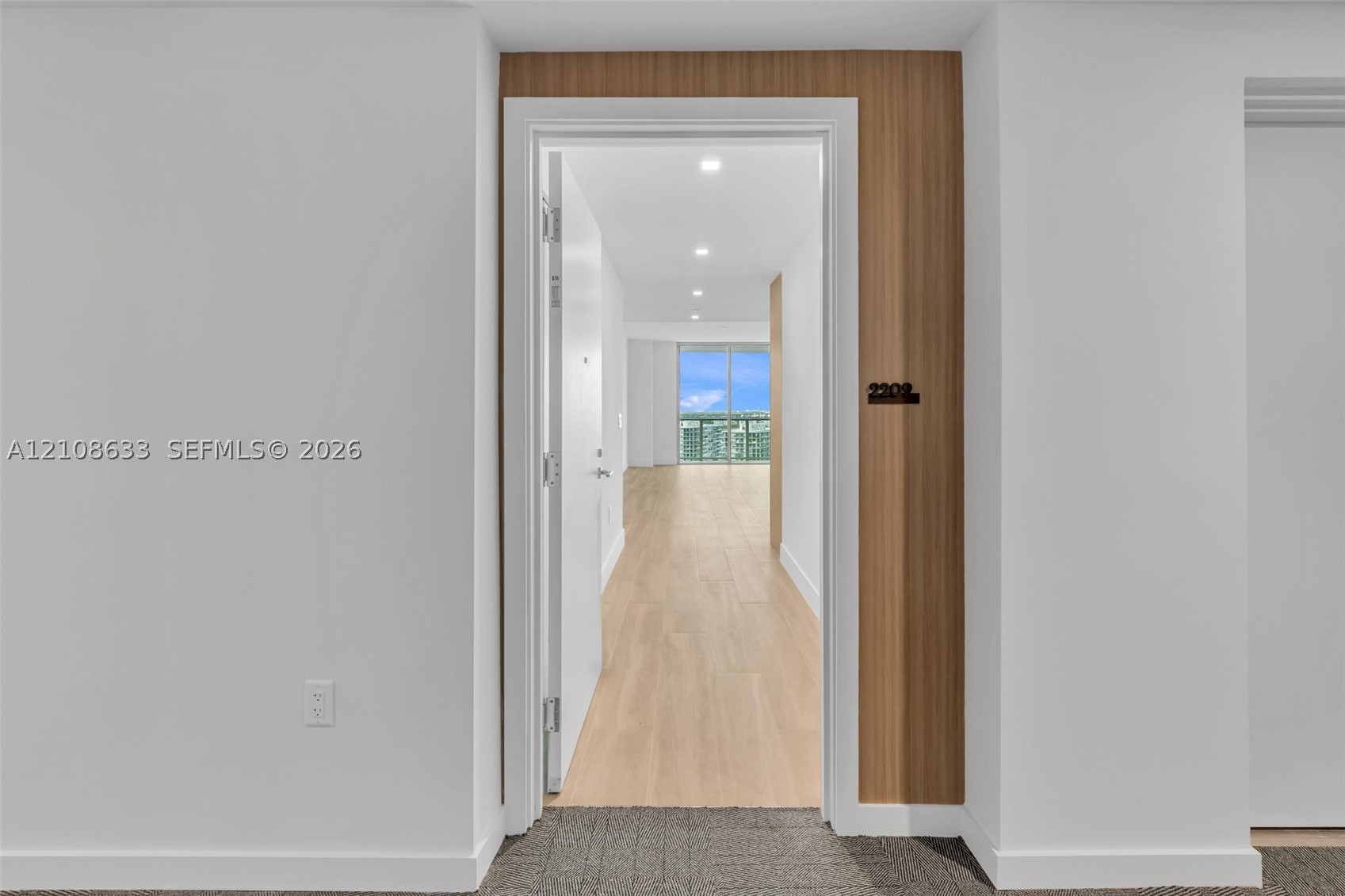 2411 Laguna Circle #2209+DEN, North Miami FL 33181