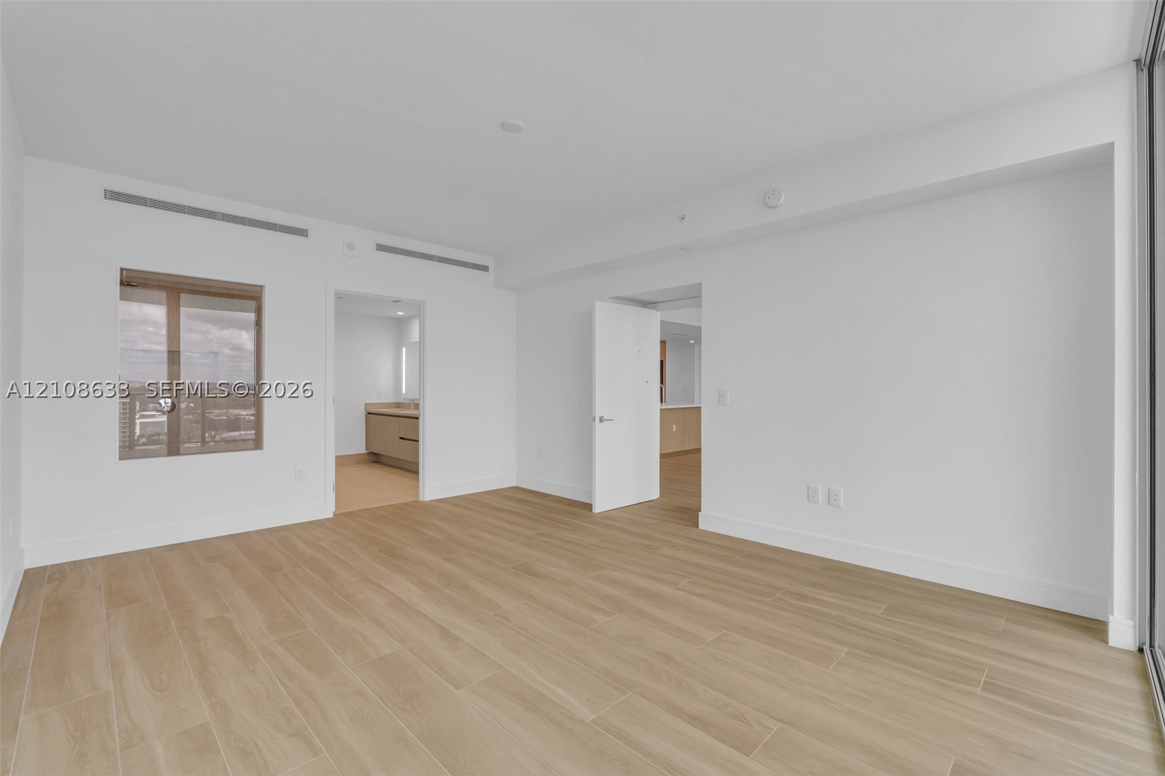 2411 Laguna Circle #2209+DEN, North Miami FL 33181