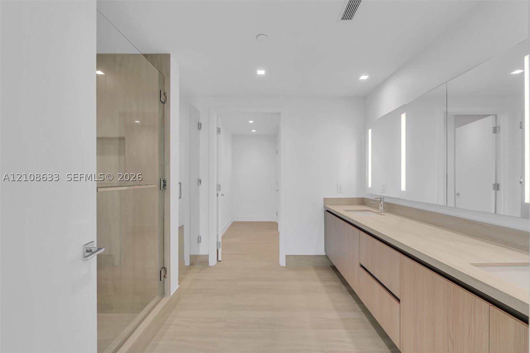 2411 Laguna Circle #2209+DEN, North Miami FL 33181