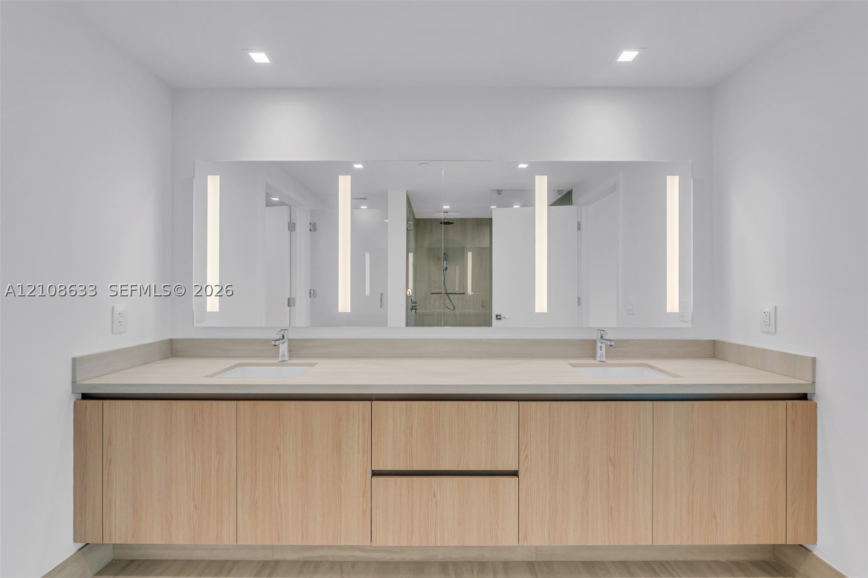 2411 Laguna Circle #2209+DEN, North Miami FL 33181