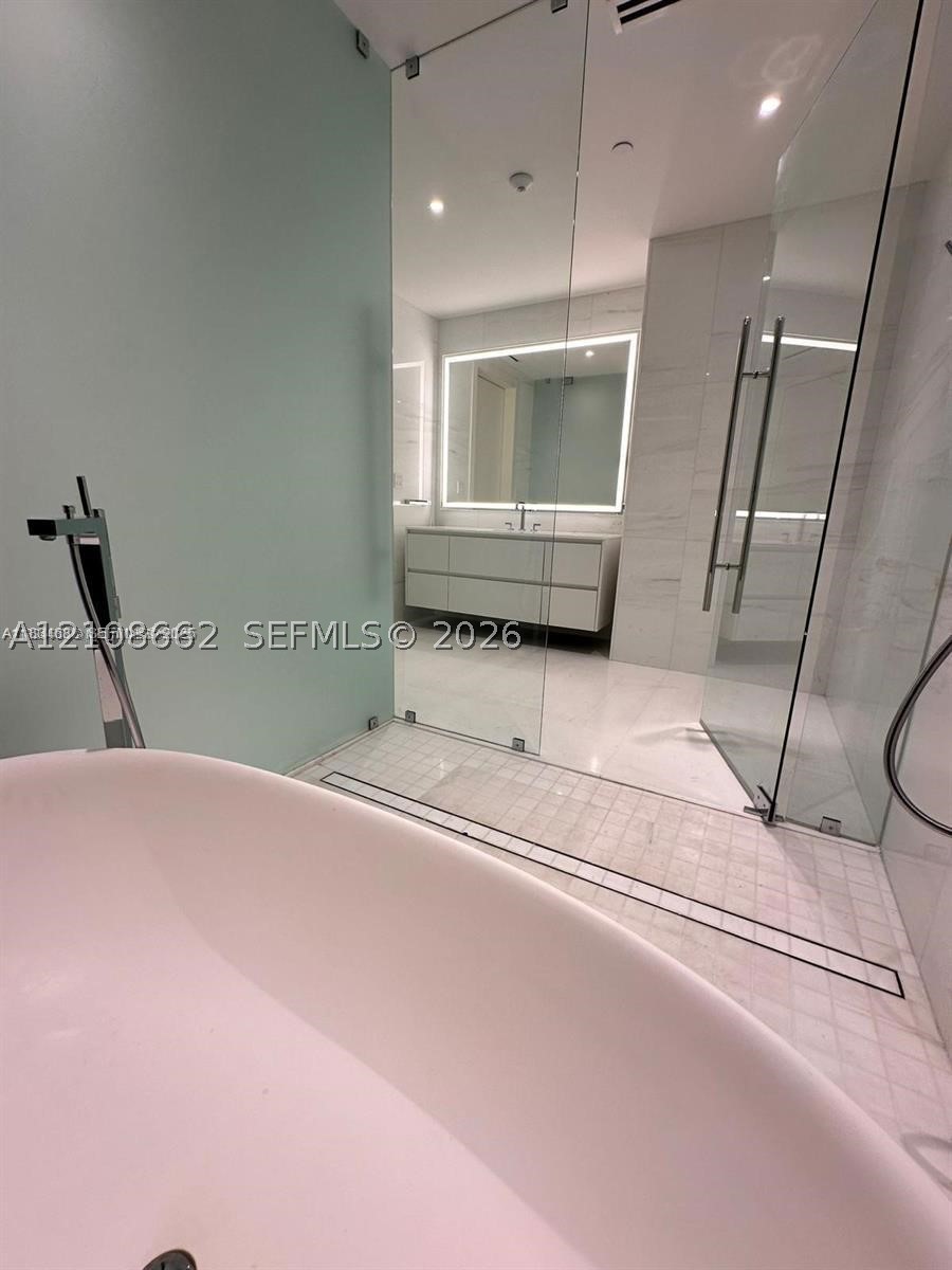 300 Biscayne Boulevard #2709W, Miami FL 33131