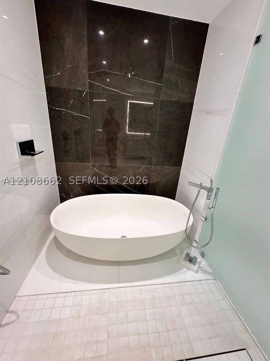 300 Biscayne Boulevard #2709W, Miami FL 33131