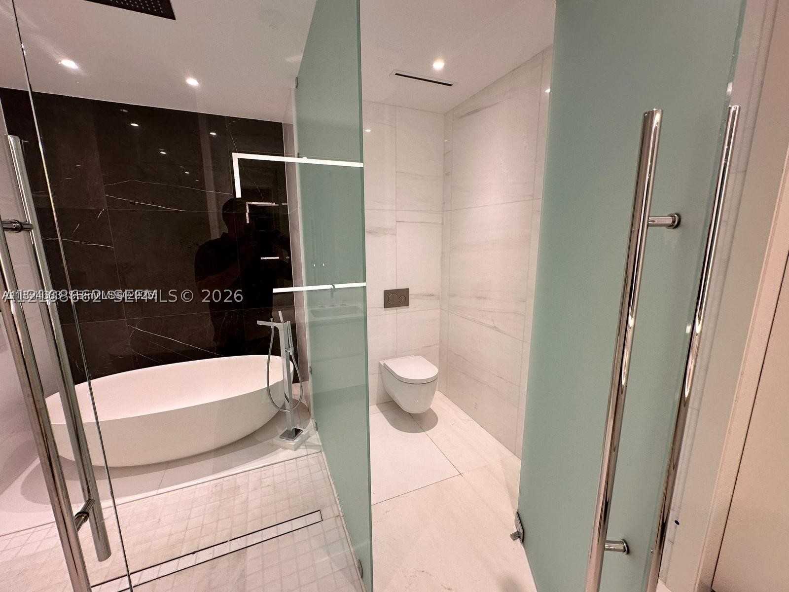 300 Biscayne Boulevard #2709W, Miami FL 33131