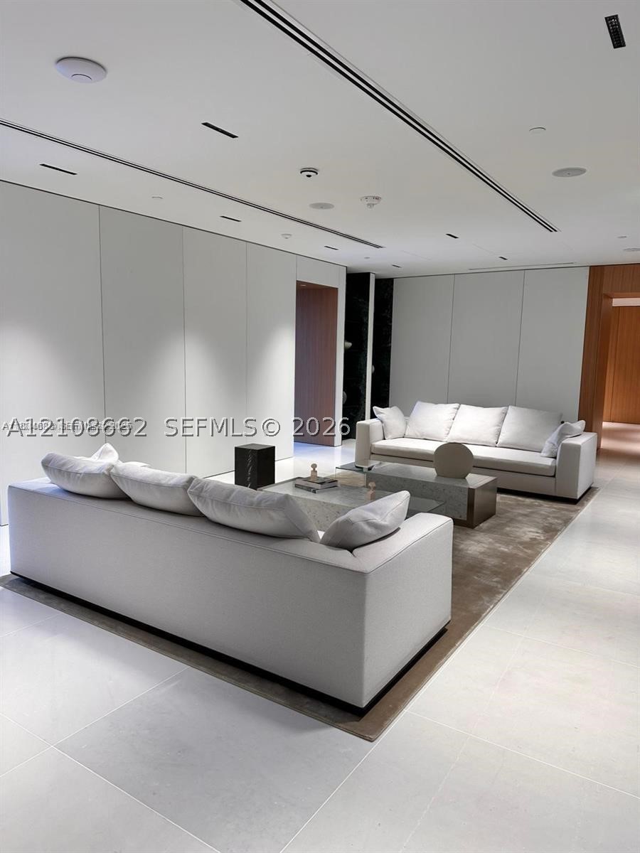 300 Biscayne Boulevard #2709W, Miami FL 33131