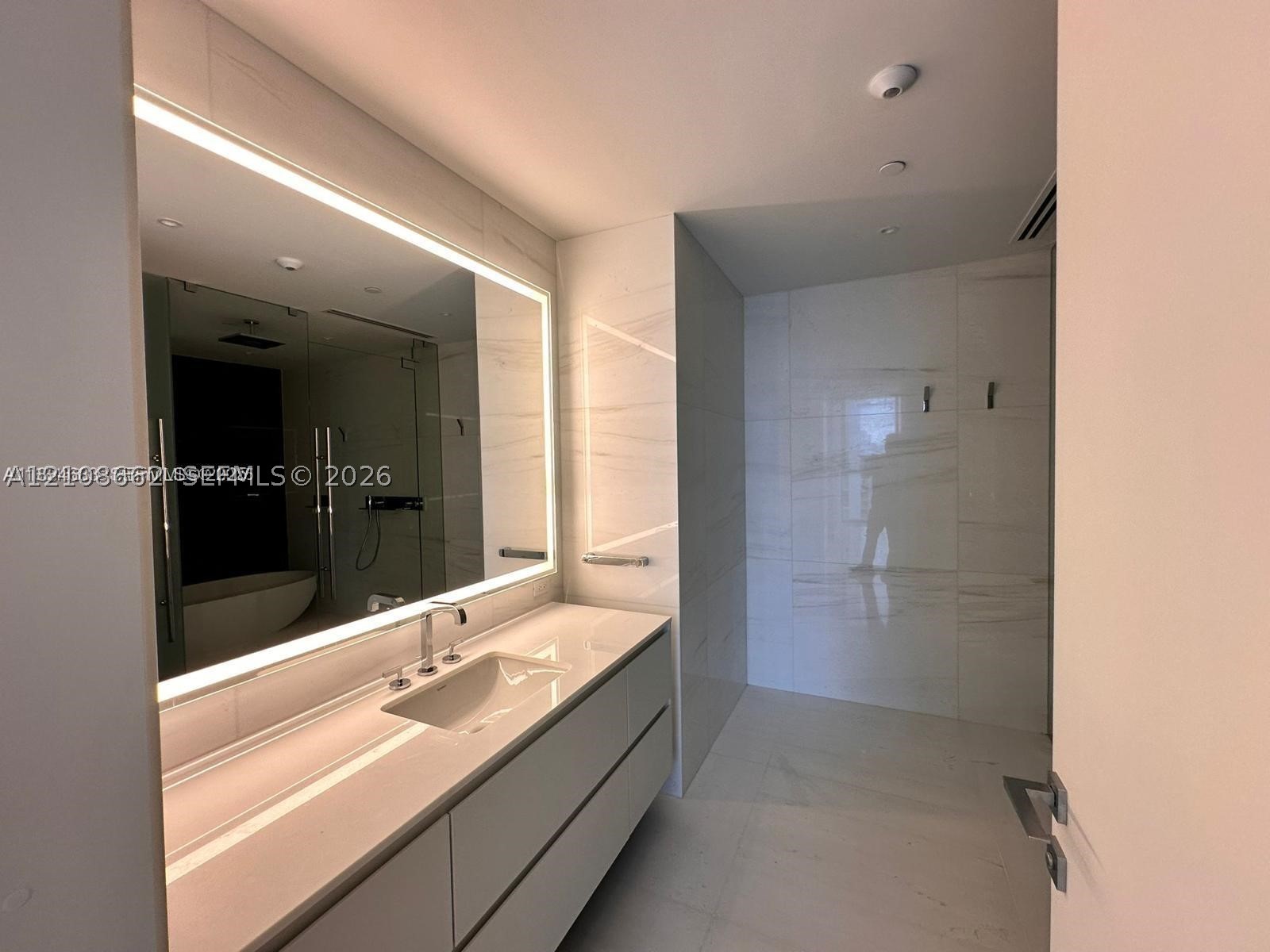 300 Biscayne Boulevard #2709W, Miami FL 33131