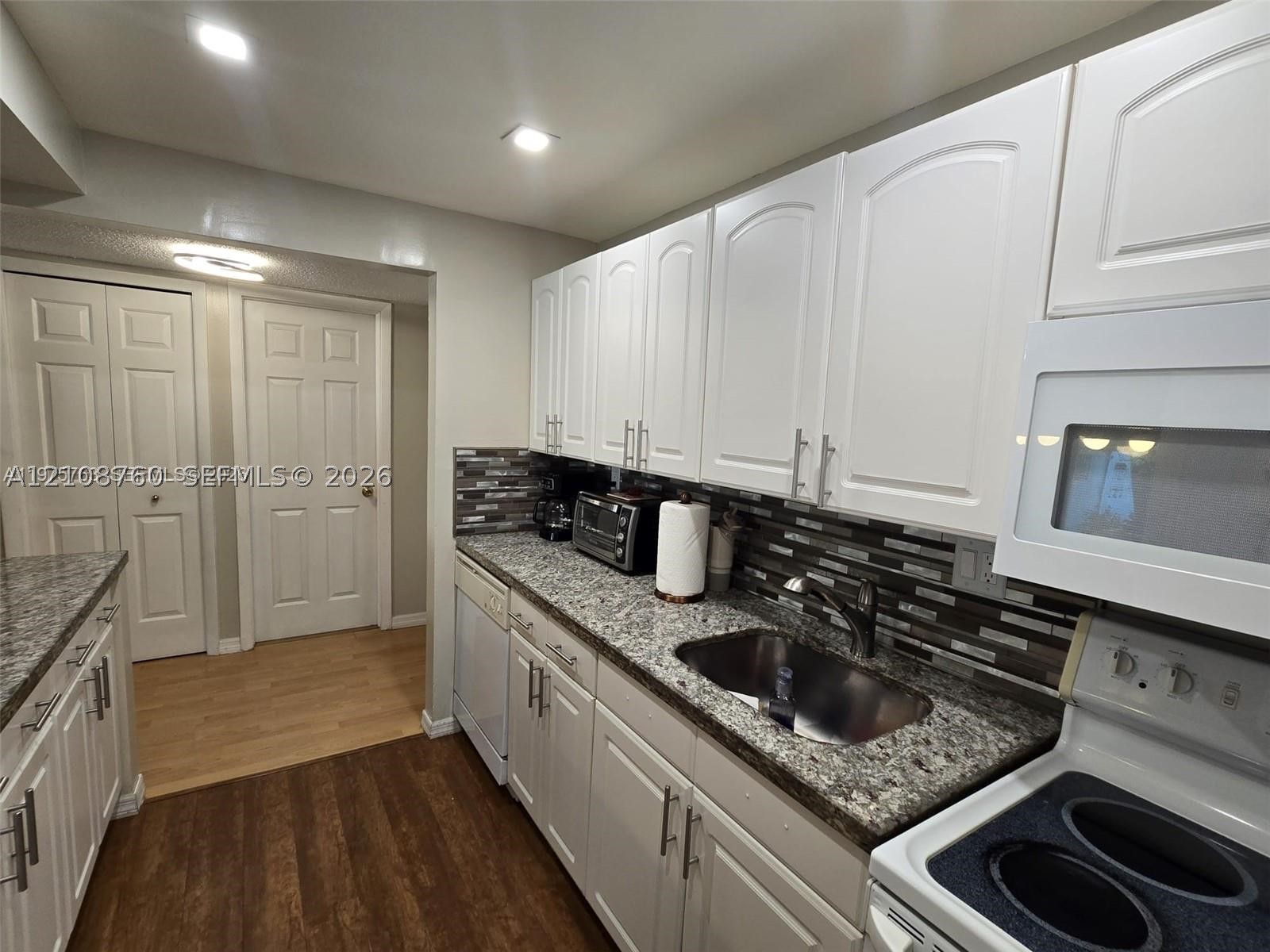 140 Lakeview Dr #111, Weston FL 33326