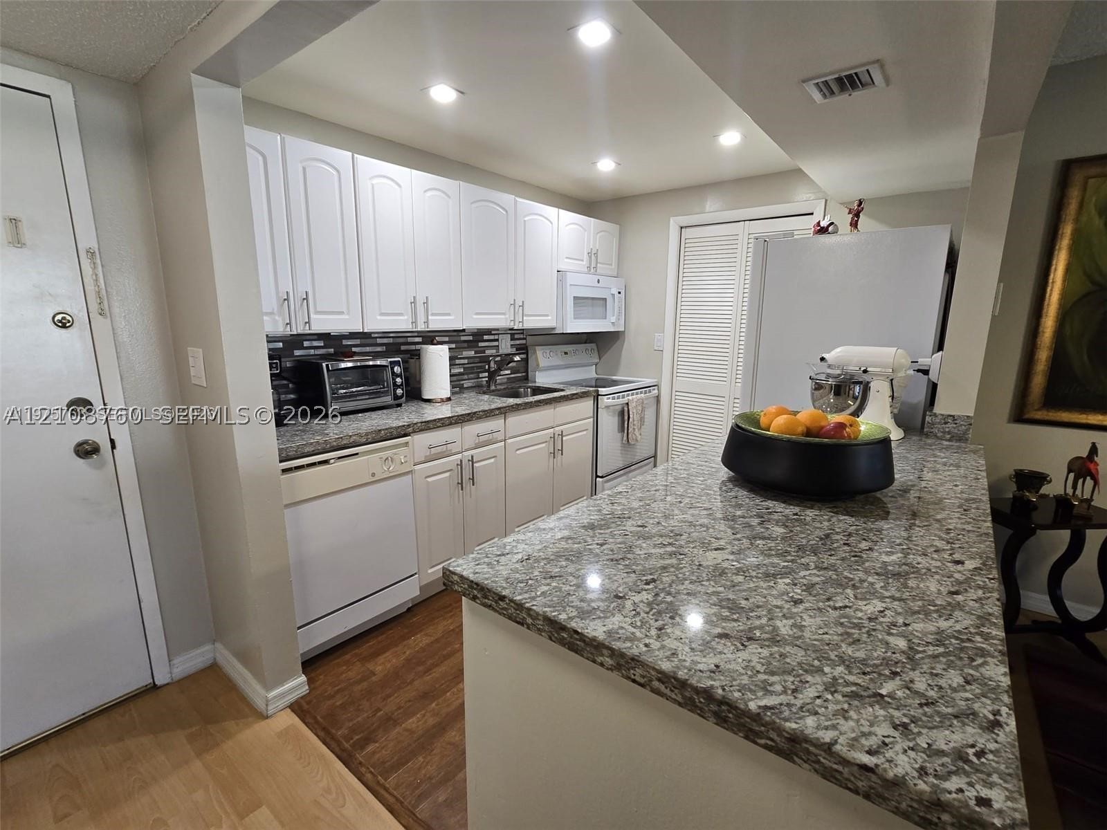 140 Lakeview Dr #111, Weston FL 33326