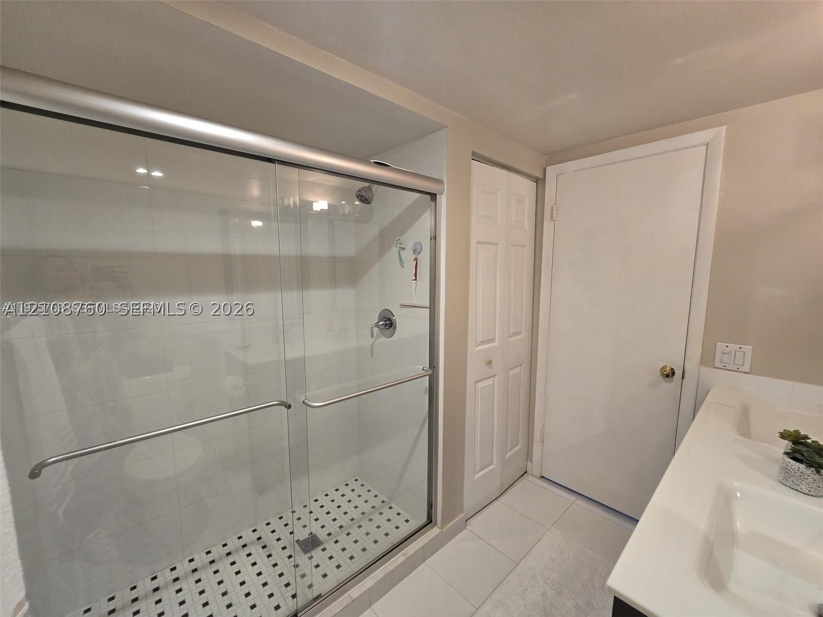 140 Lakeview Dr #111, Weston FL 33326