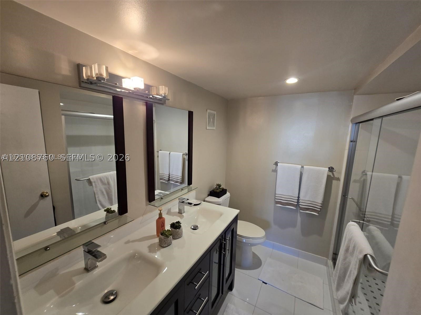 140 Lakeview Dr #111, Weston FL 33326