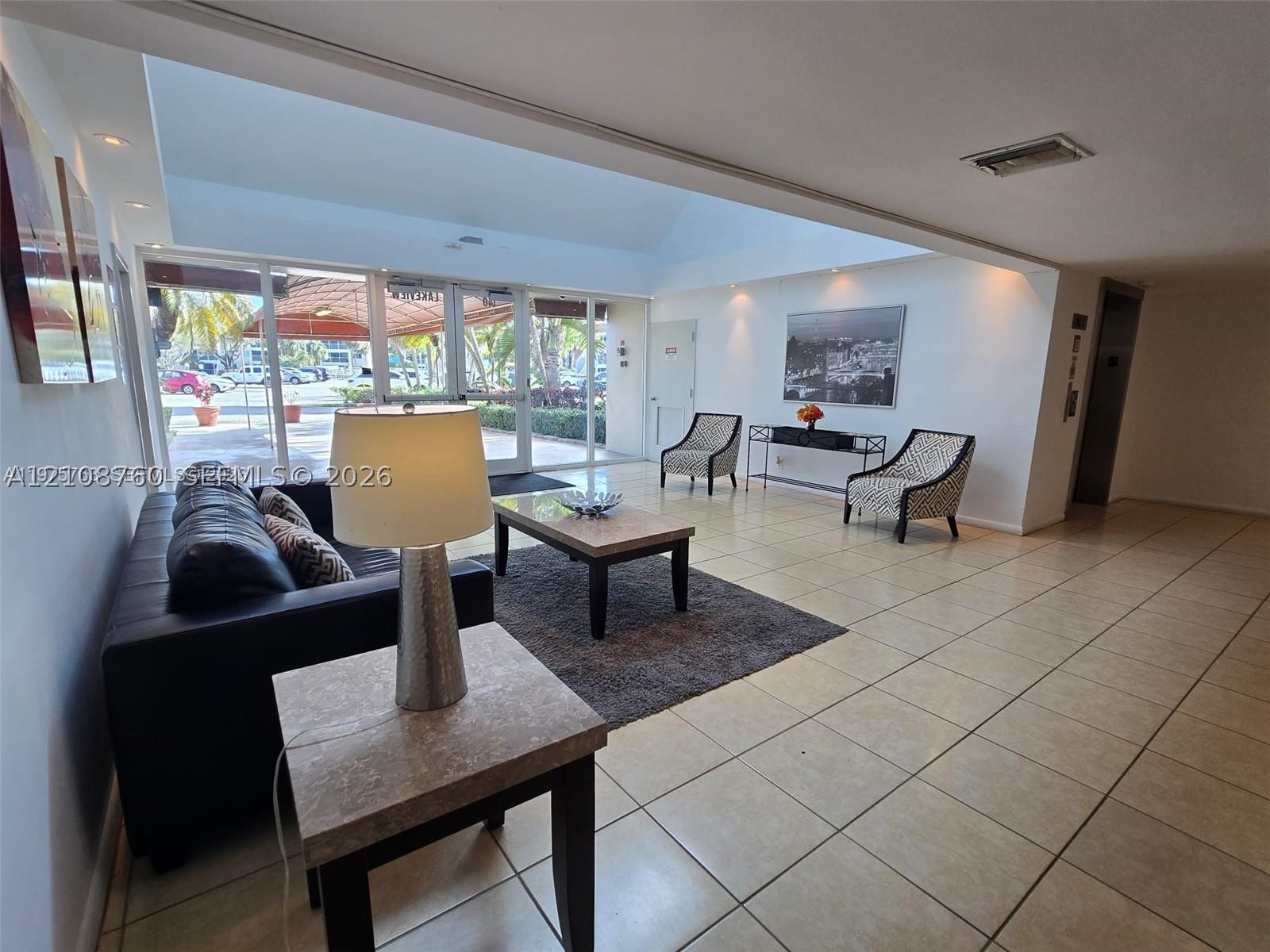 140 Lakeview Dr #111, Weston FL 33326